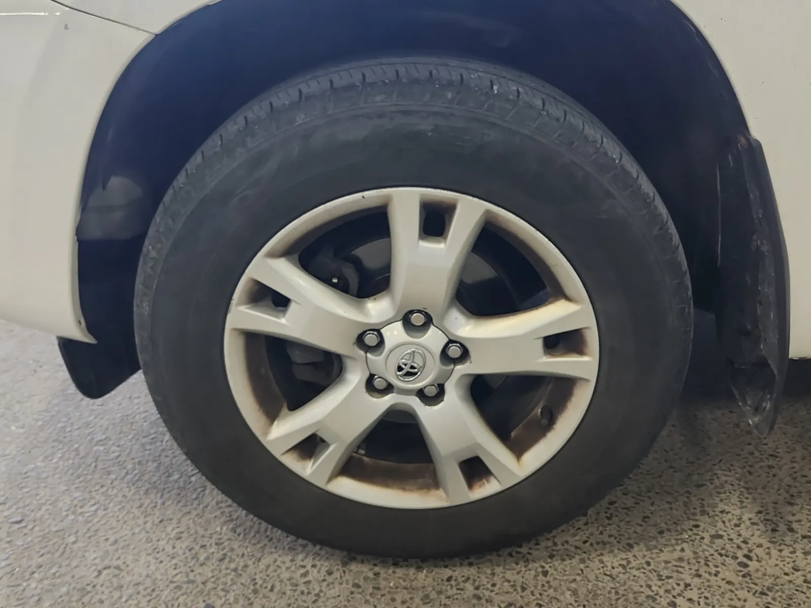 Front driver wheel/tire photo