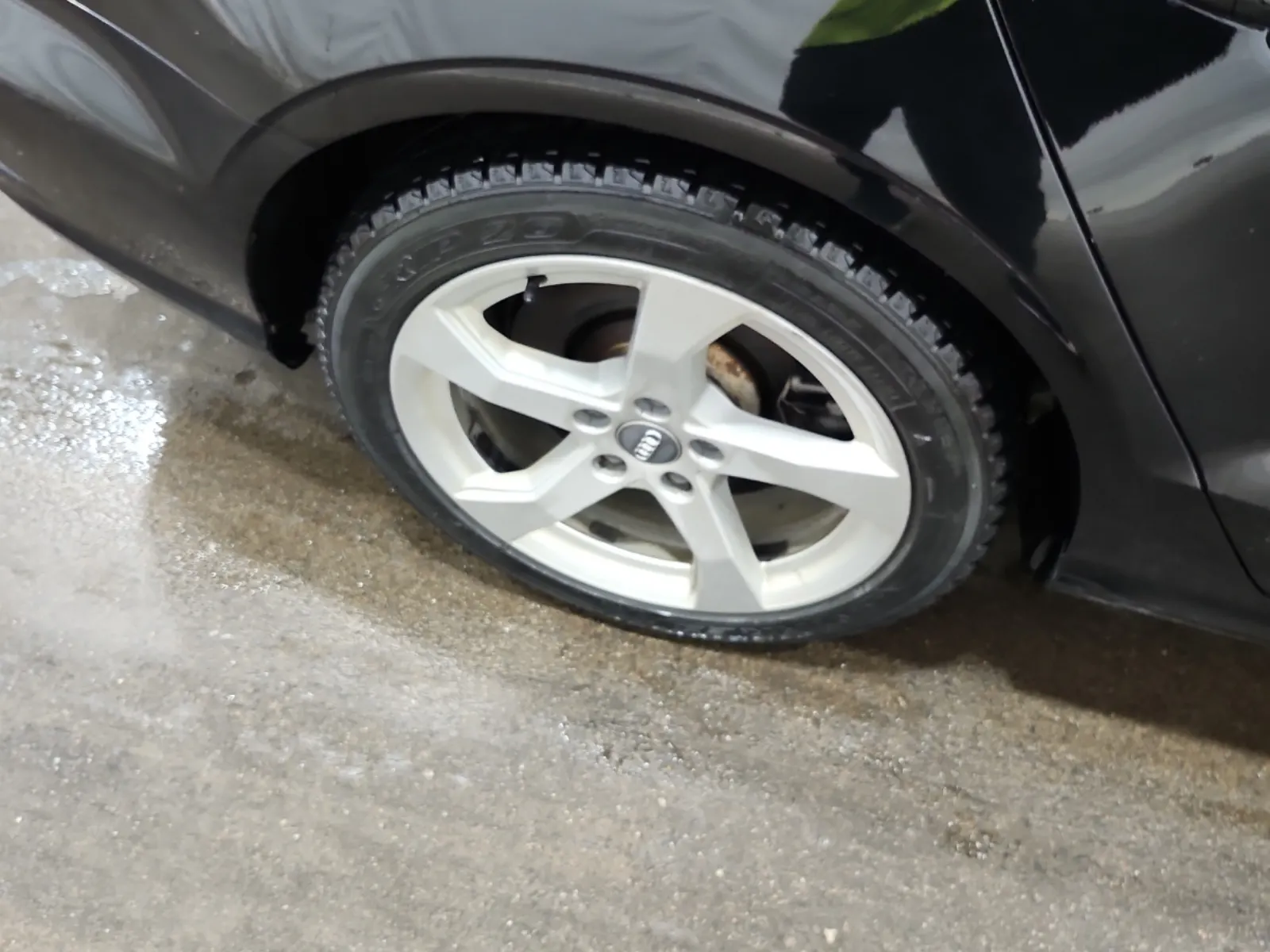 Right Rear Wheel/Tire Photo