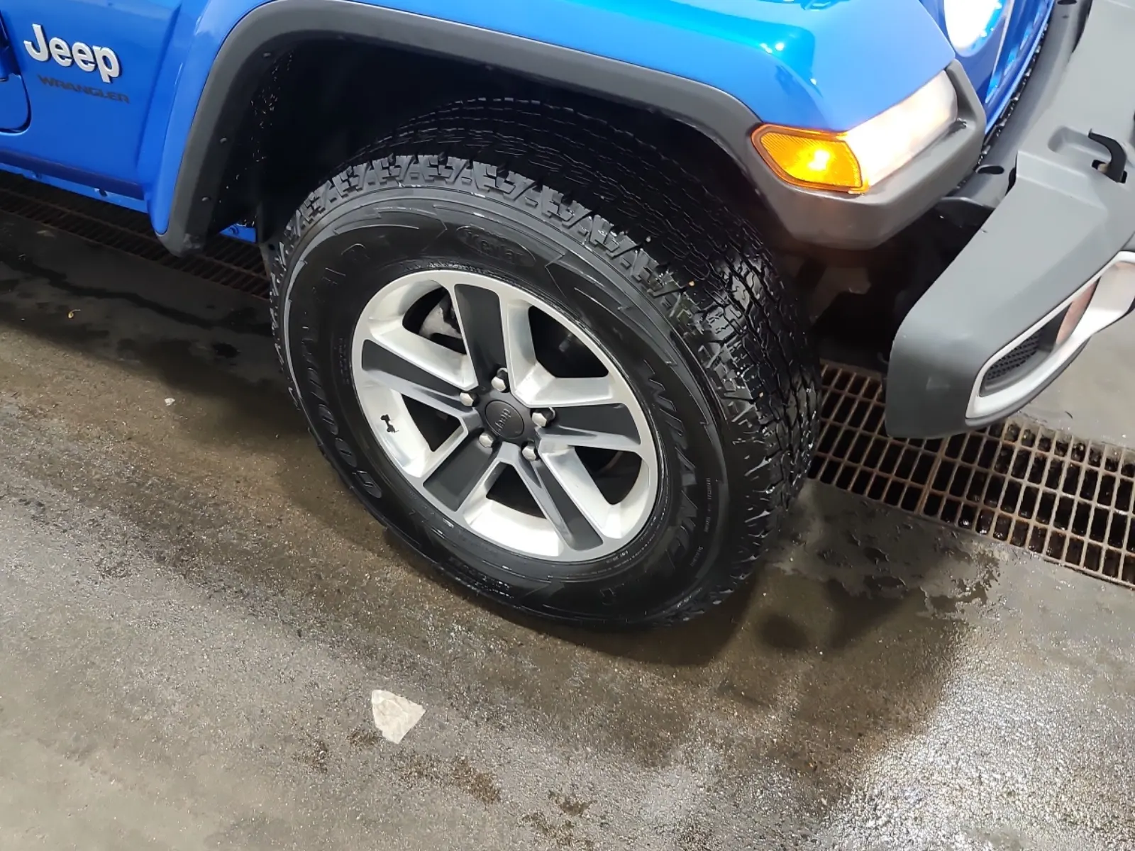 Right Front Wheel/Tire Photo