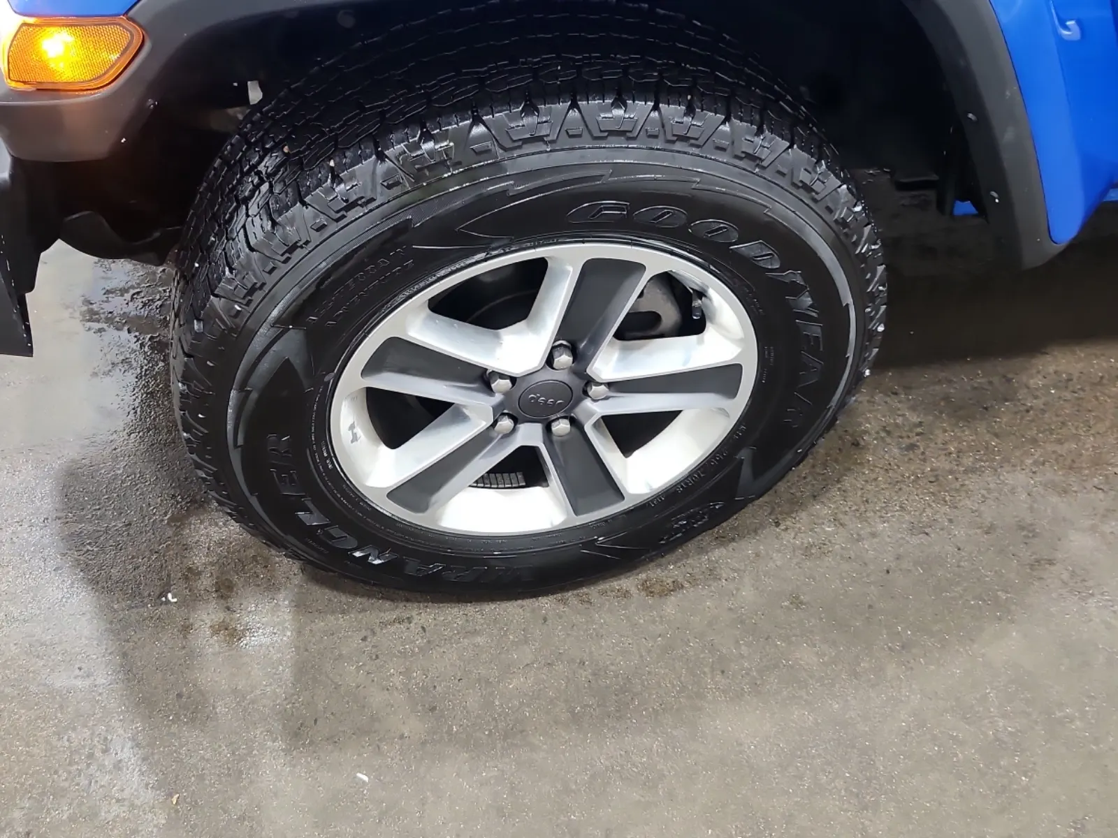 Front driver wheel/tire photo