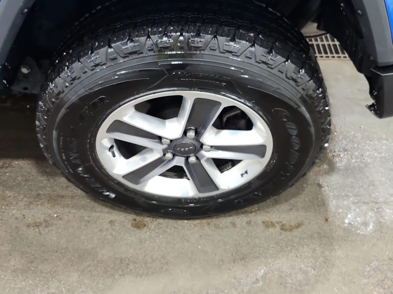 Left Rear Wheel/Tire Photo