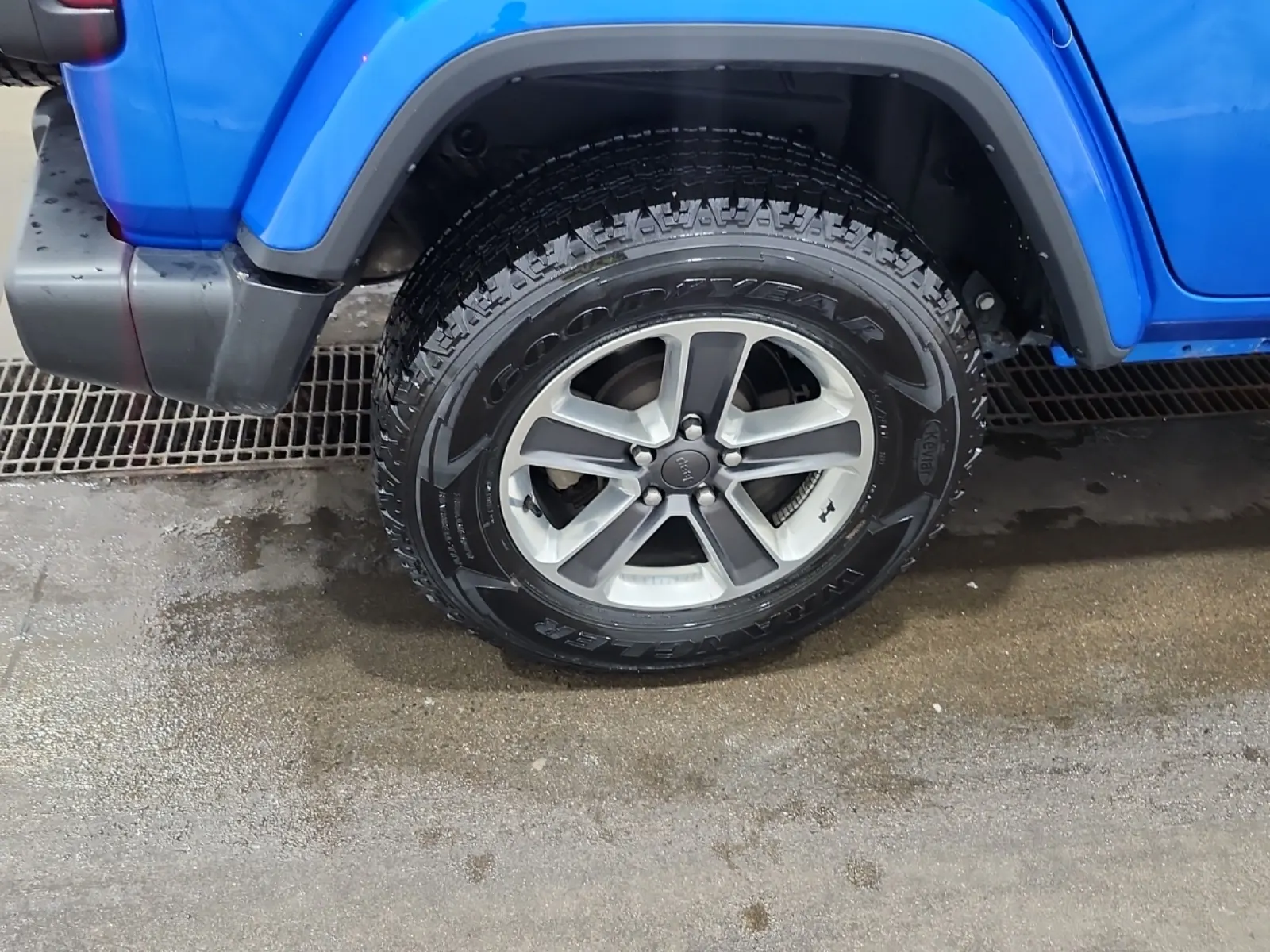 Right Rear Wheel/Tire Photo