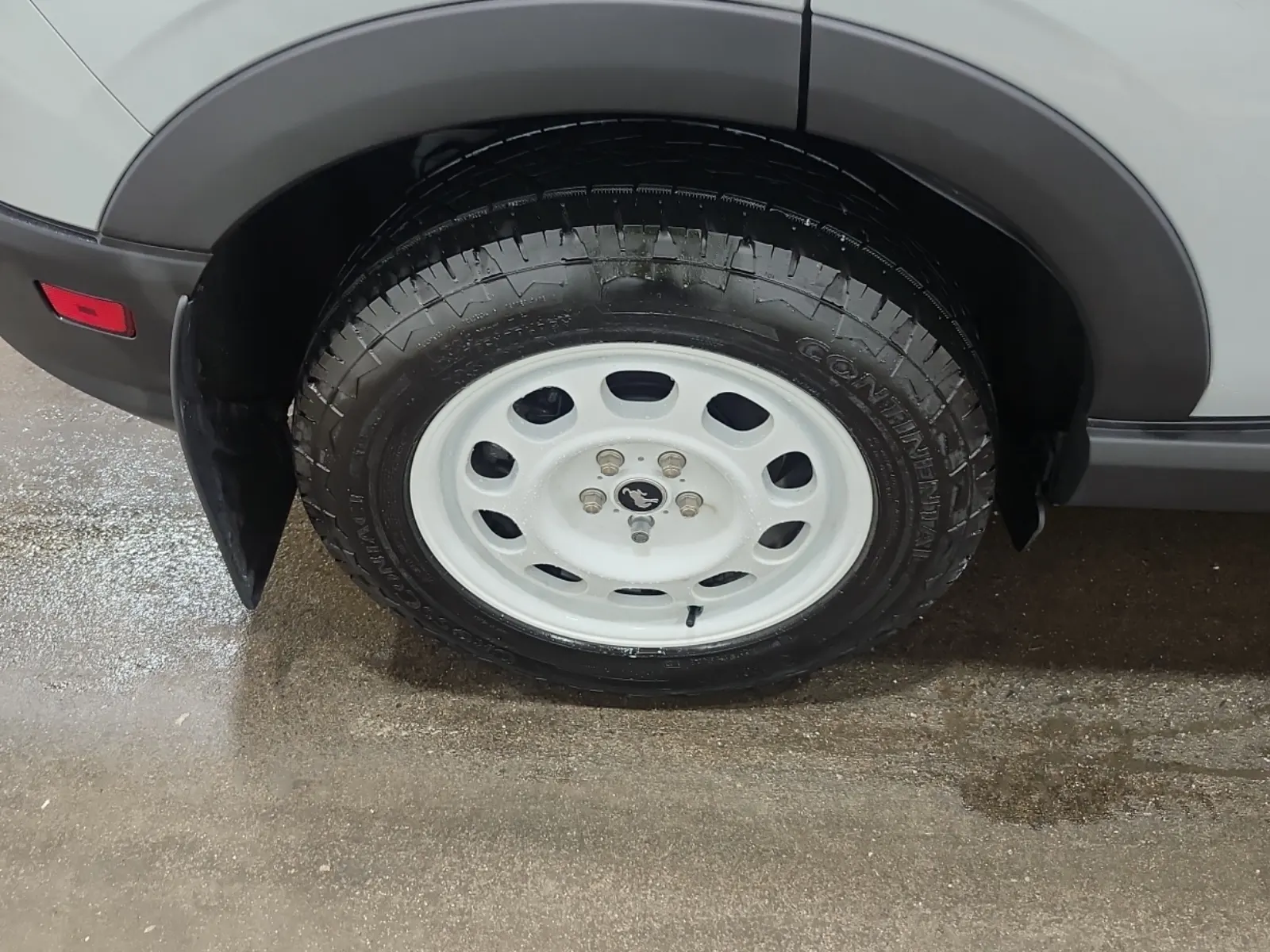 Right Rear Wheel/Tire Photo