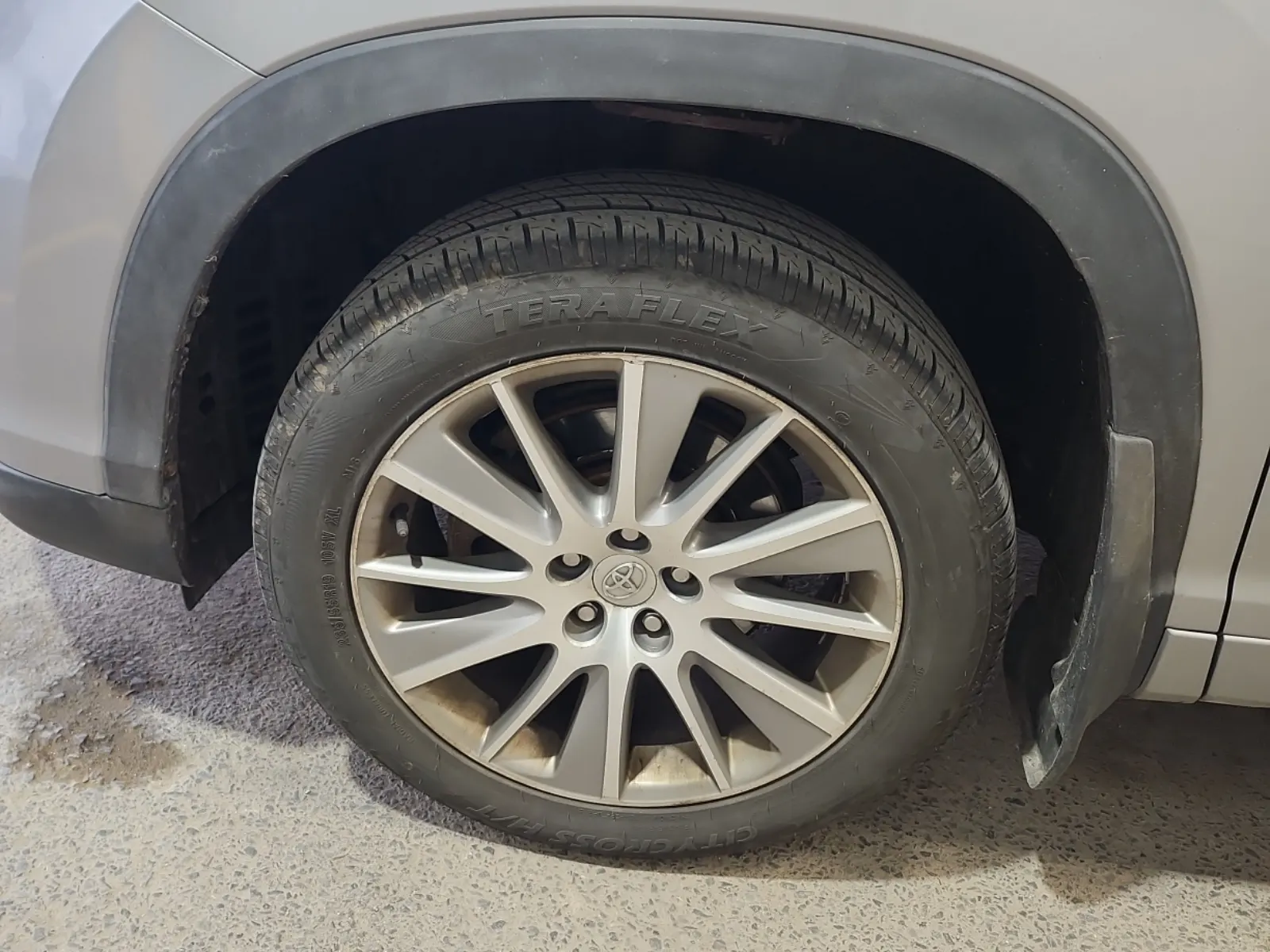 Front driver wheel/tire photo