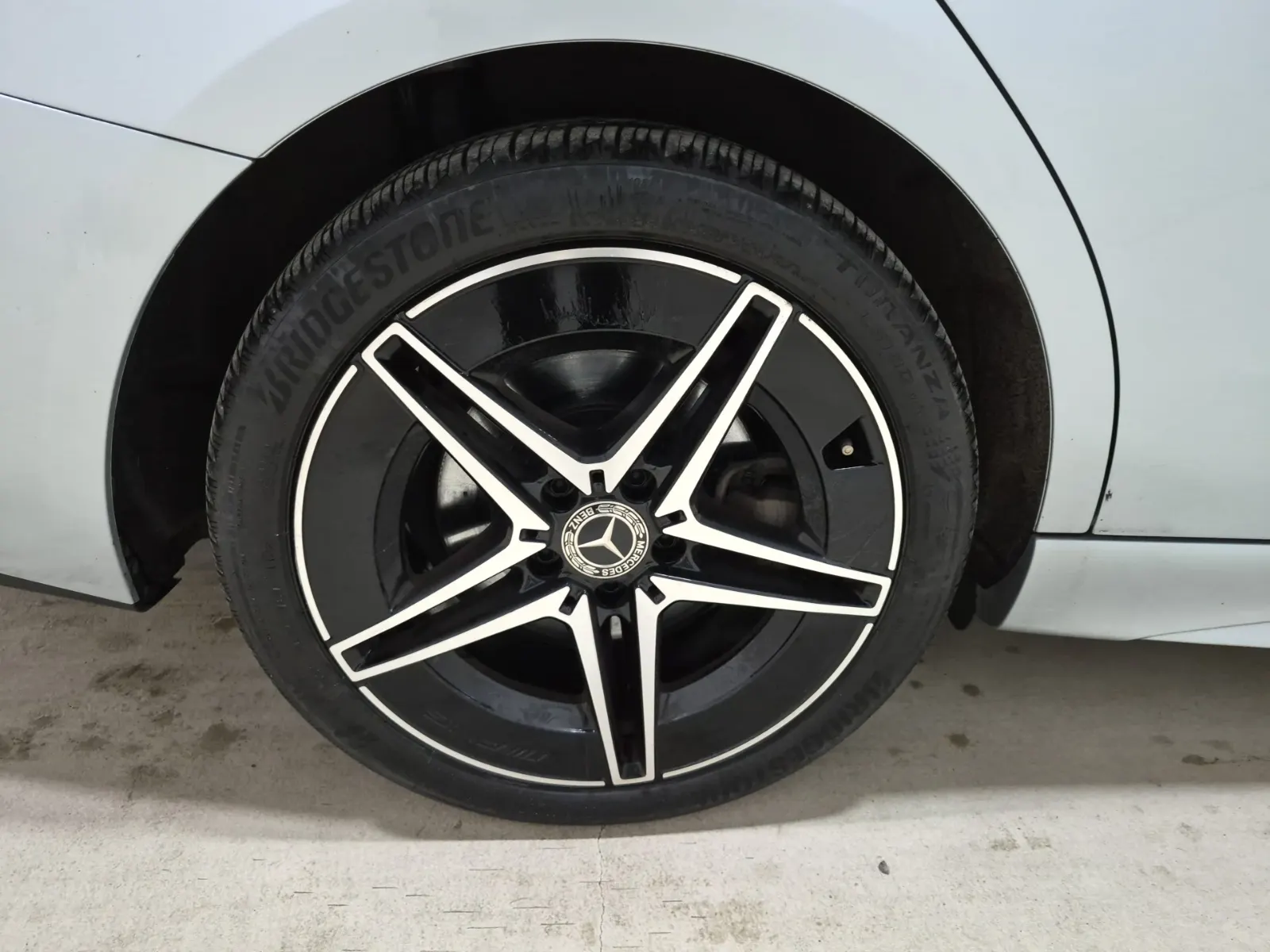Right Rear Wheel/Tire Photo