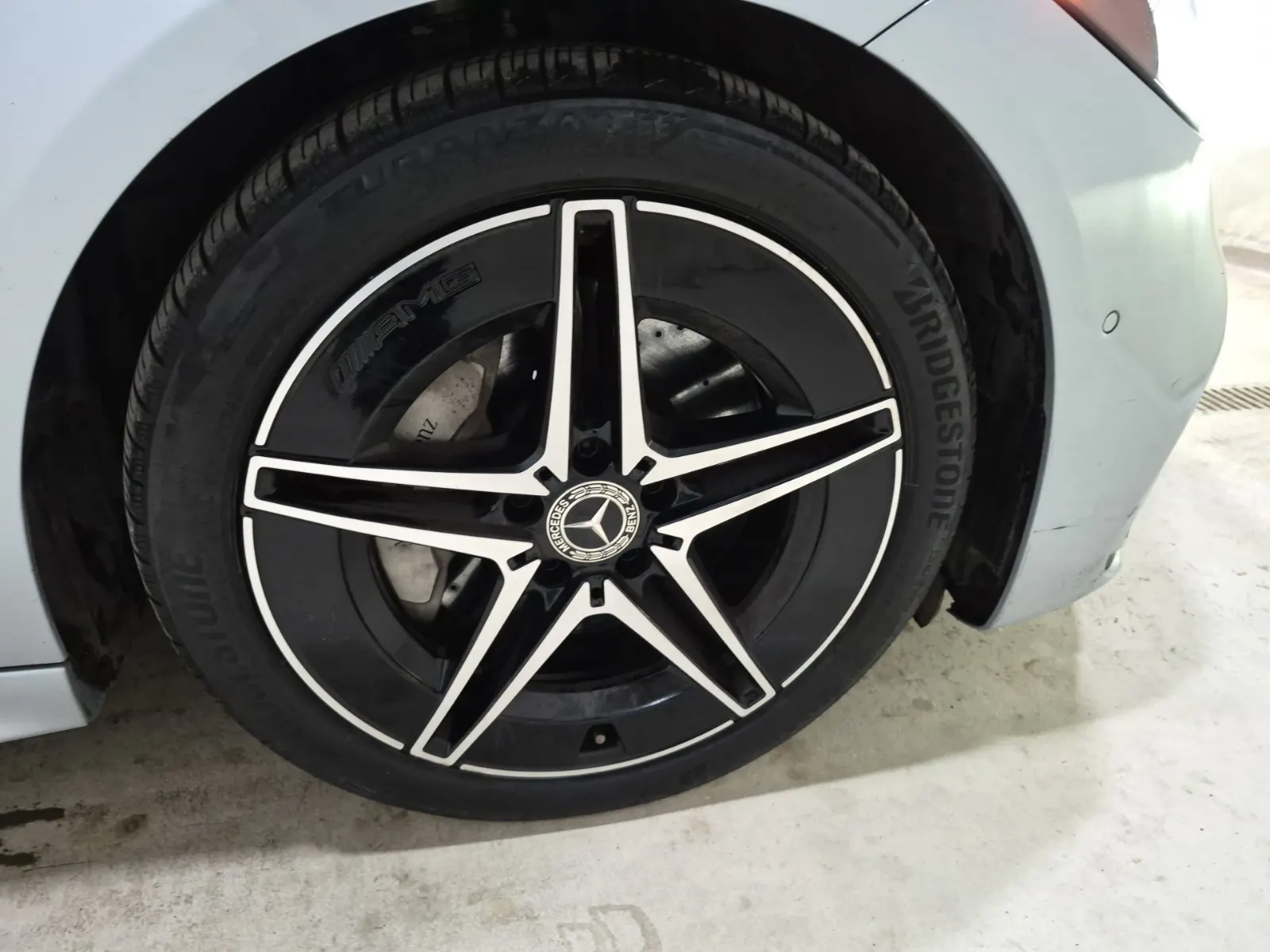 Right Front Wheel/Tire Photo