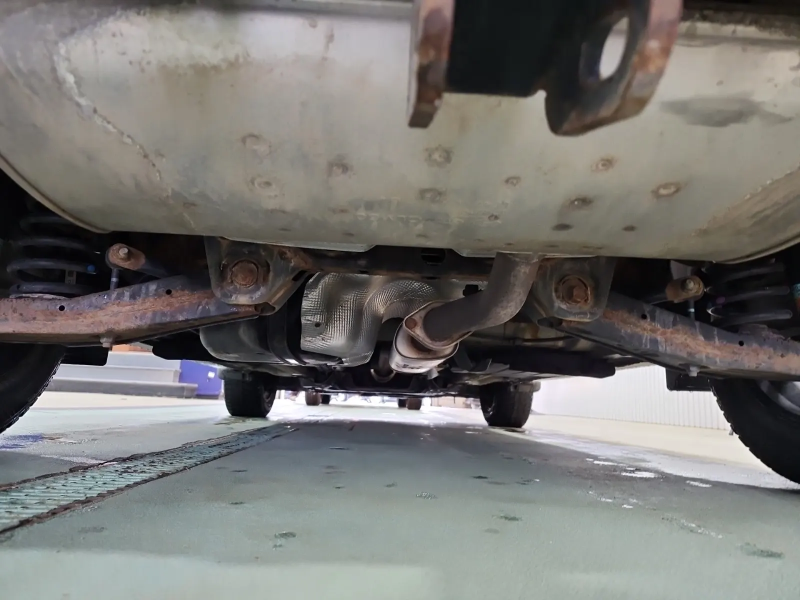 Undercarriage - Rear Photo