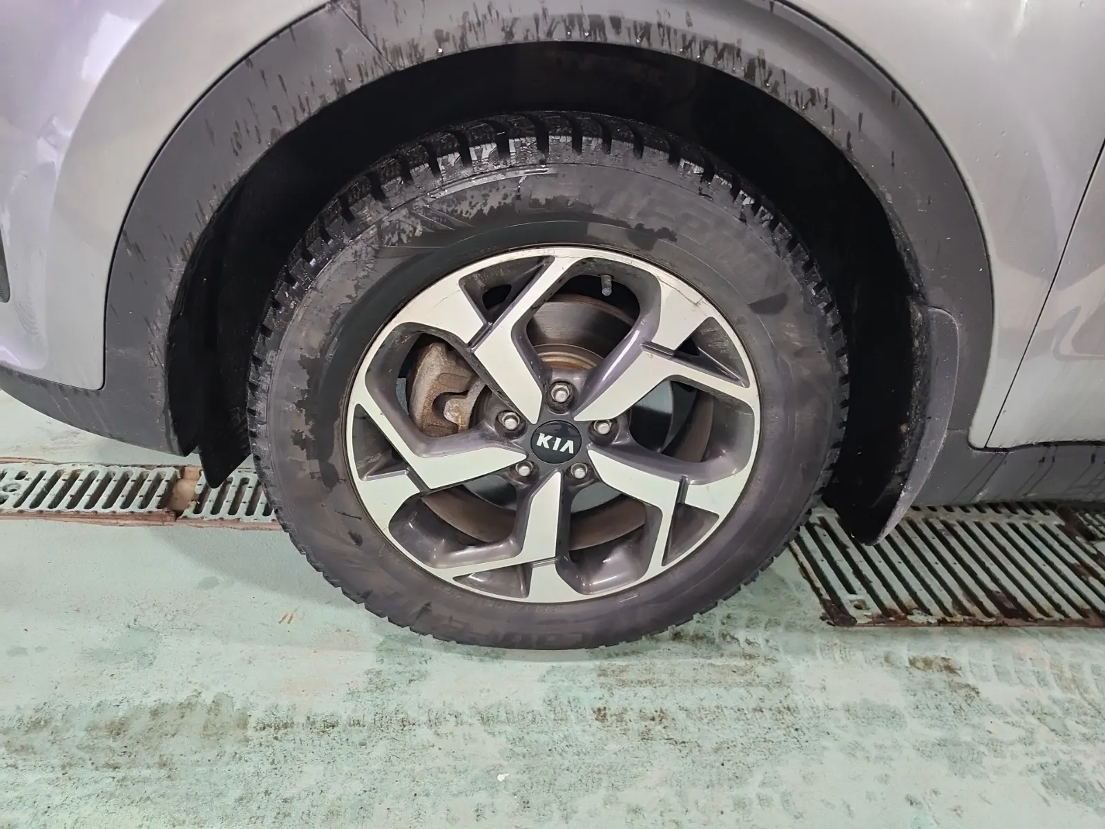 Front driver wheel/tire photo