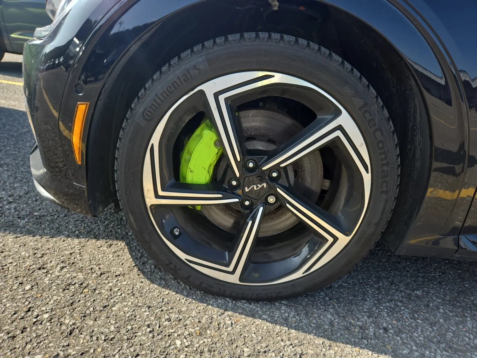 Front driver wheel/tire photo