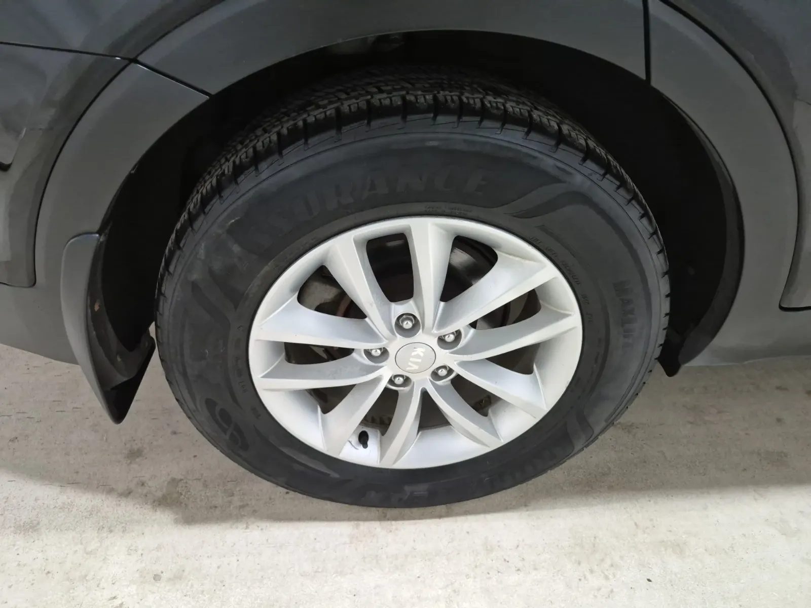 Right Rear Wheel/Tire Photo