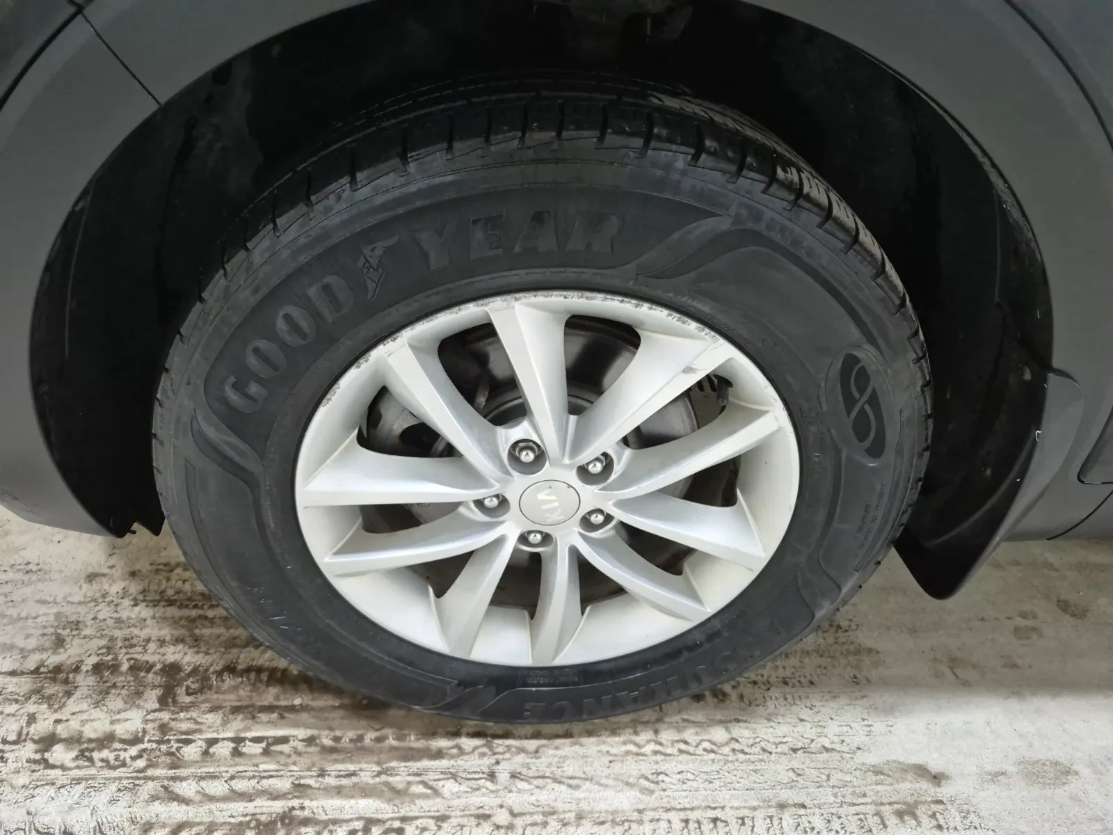Front driver wheel/tire photo