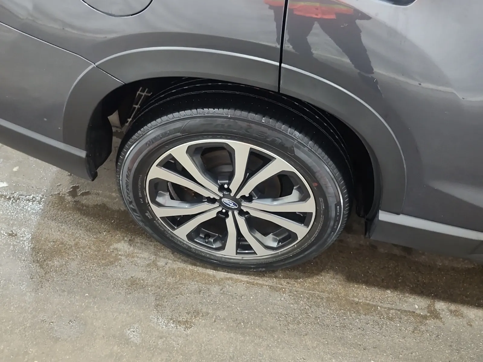 Right Rear Wheel/Tire Photo