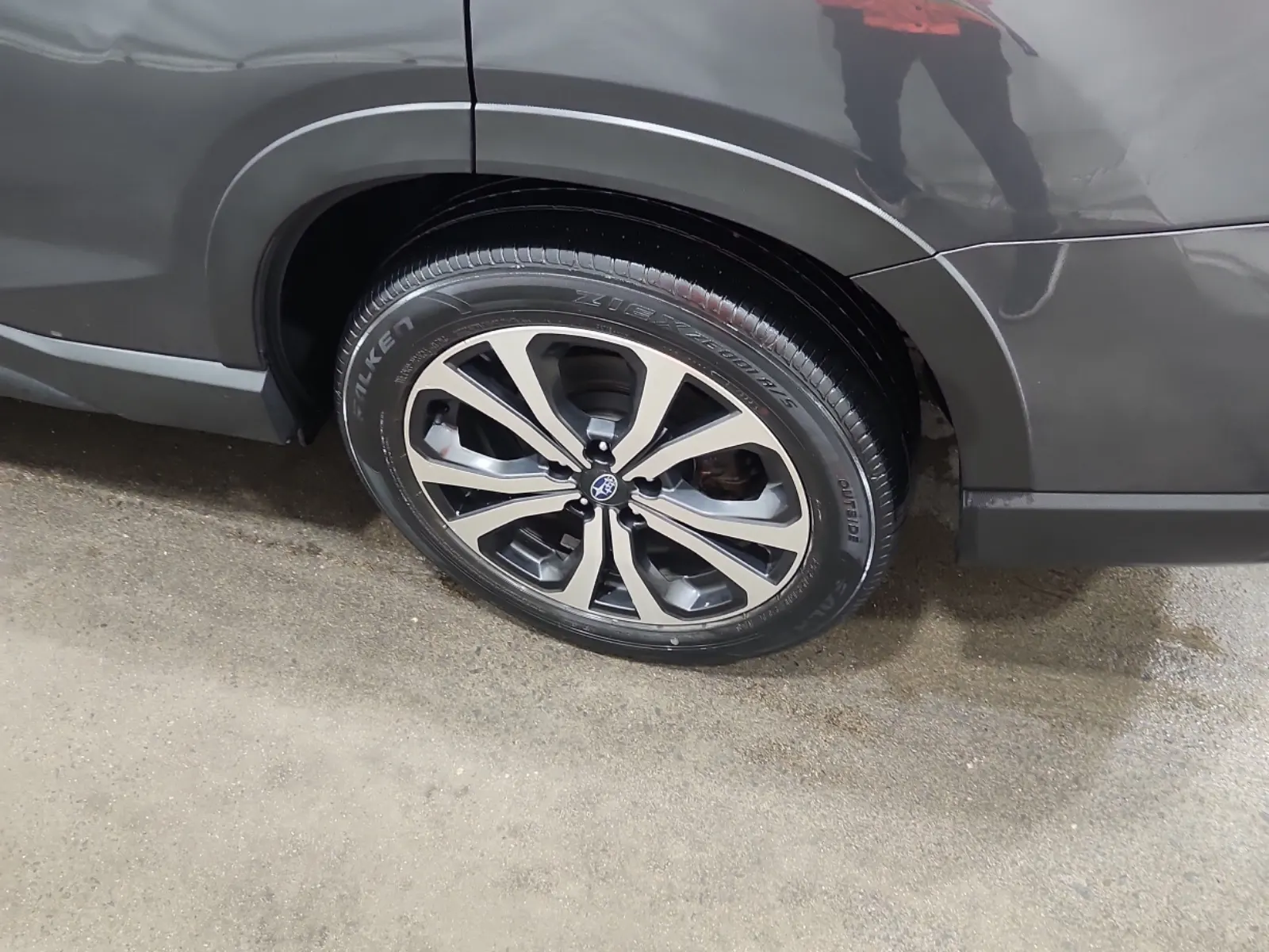 Left Rear Wheel/Tire Photo