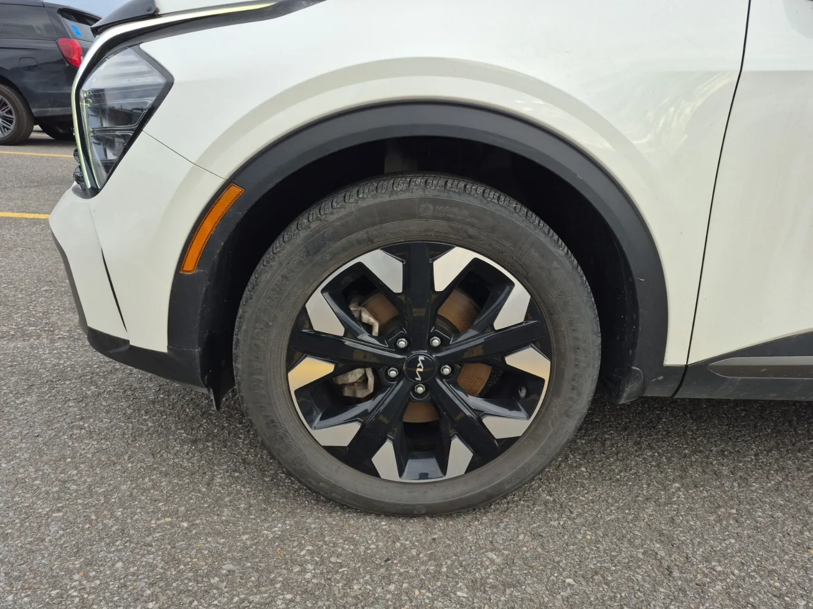 Front driver wheel/tire photo