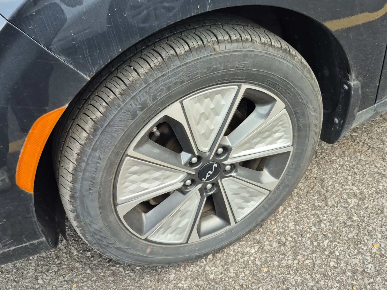 Front driver wheel/tire photo