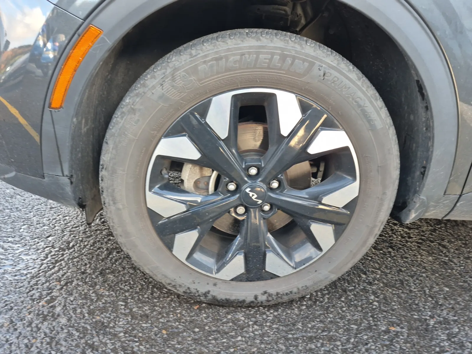Front driver wheel/tire photo