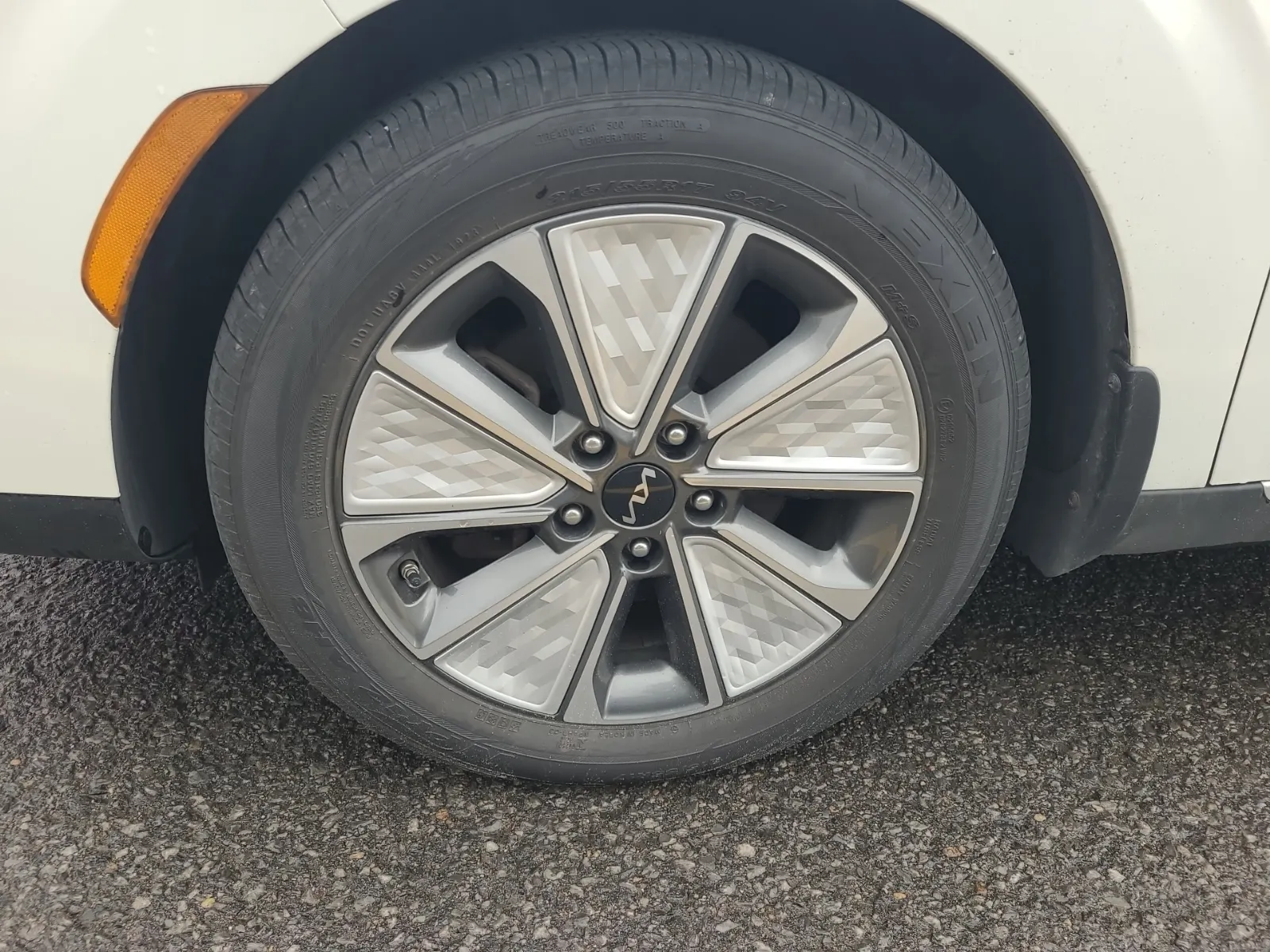 Front driver wheel/tire photo