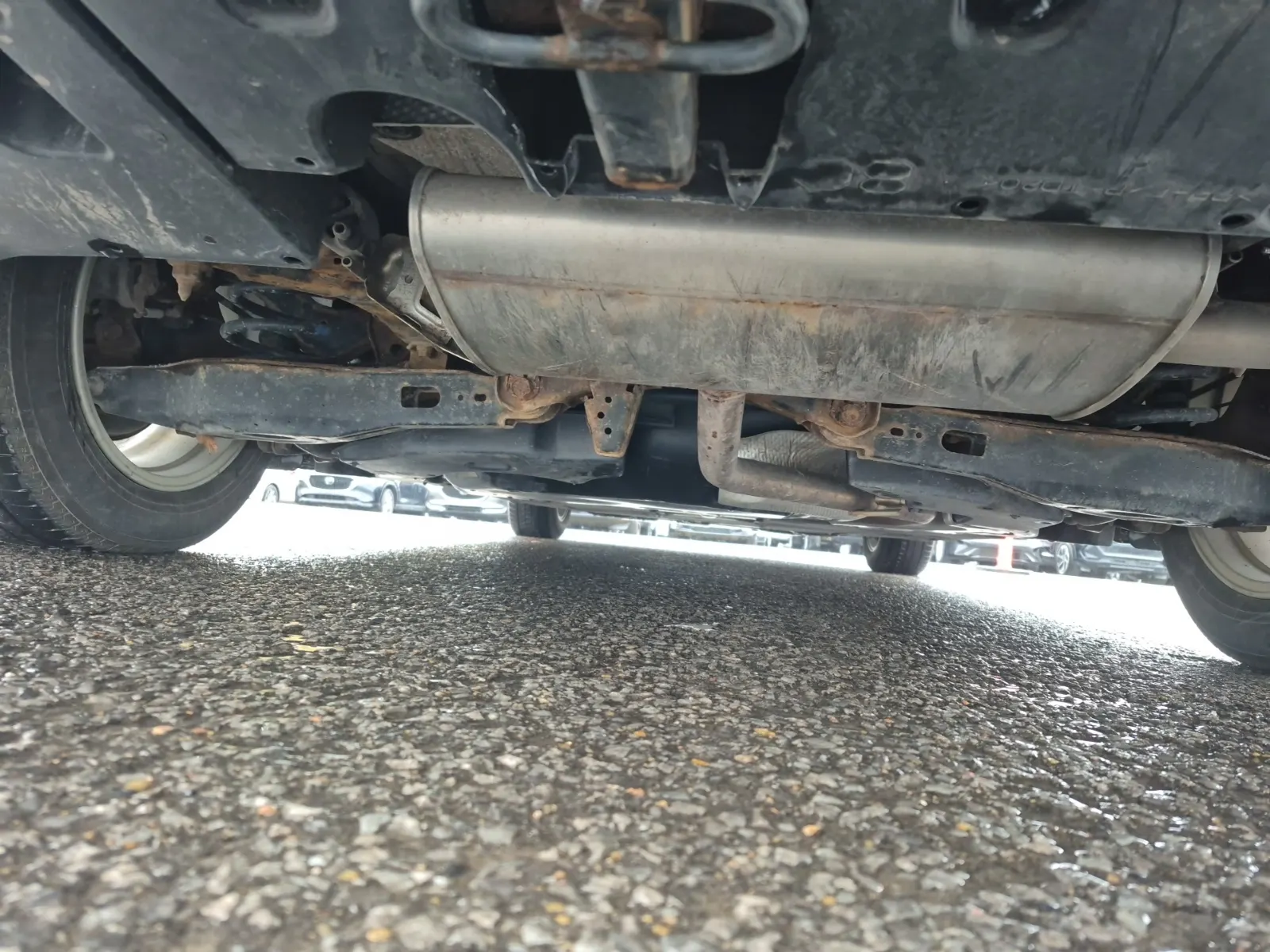 Undercarriage - Rear Photo