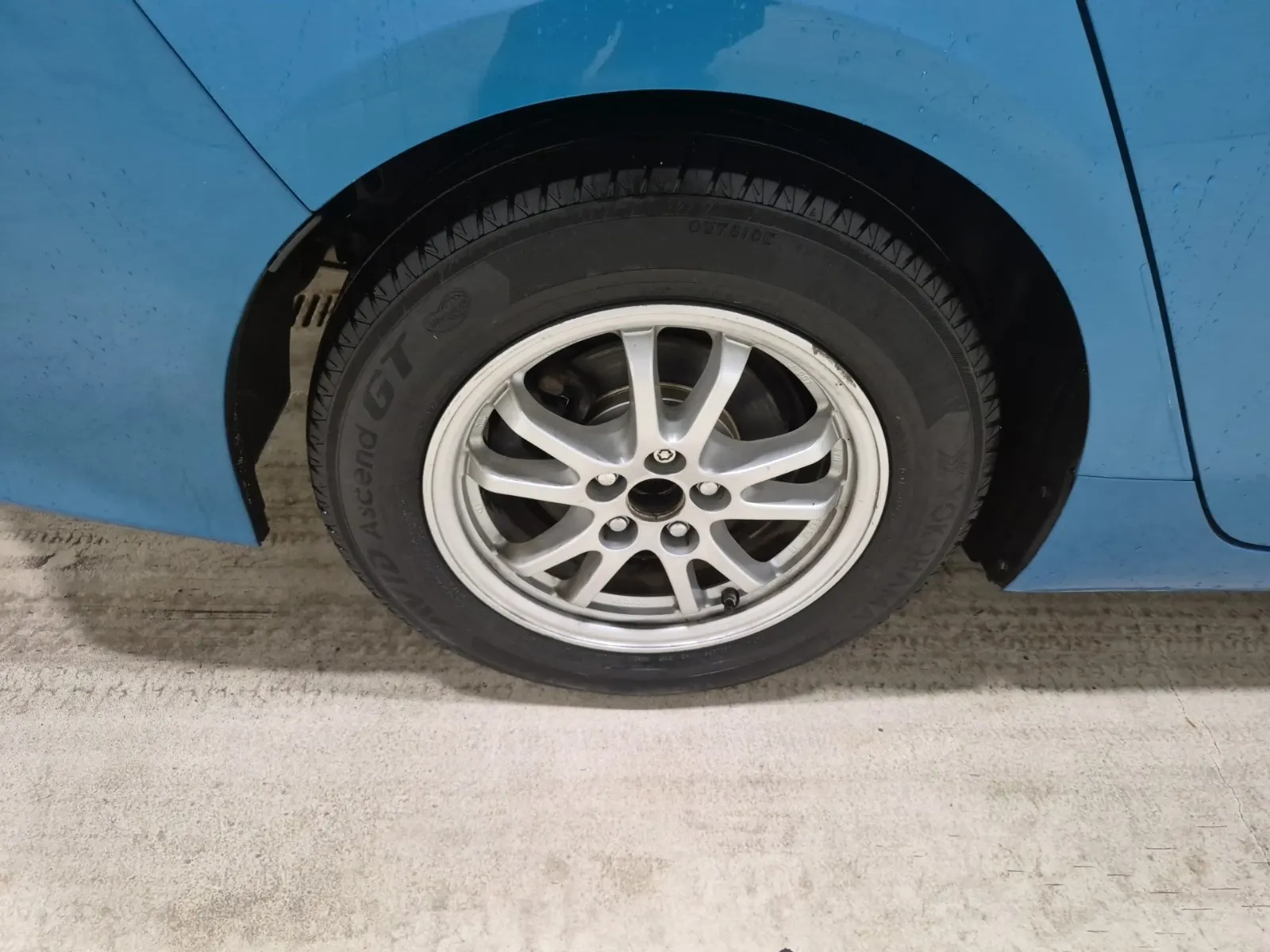 Right Rear Wheel/Tire Photo