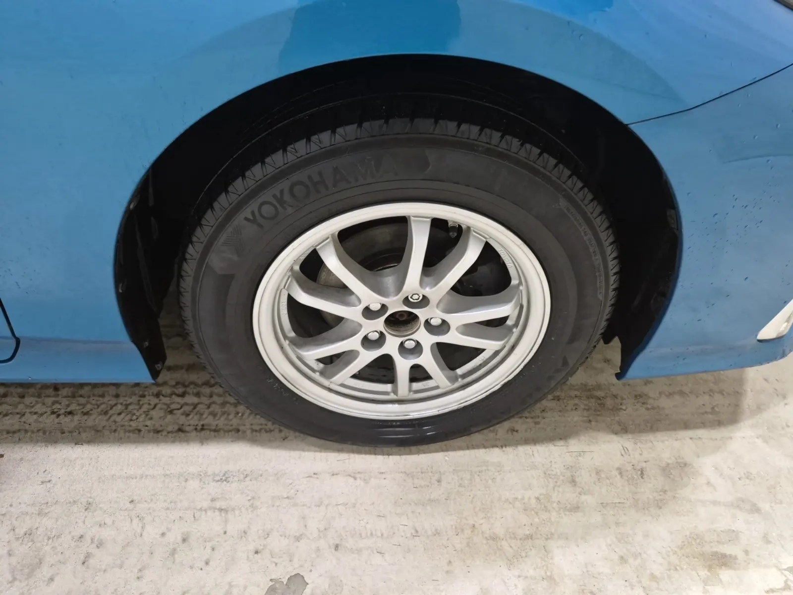 Right Front Wheel/Tire Photo