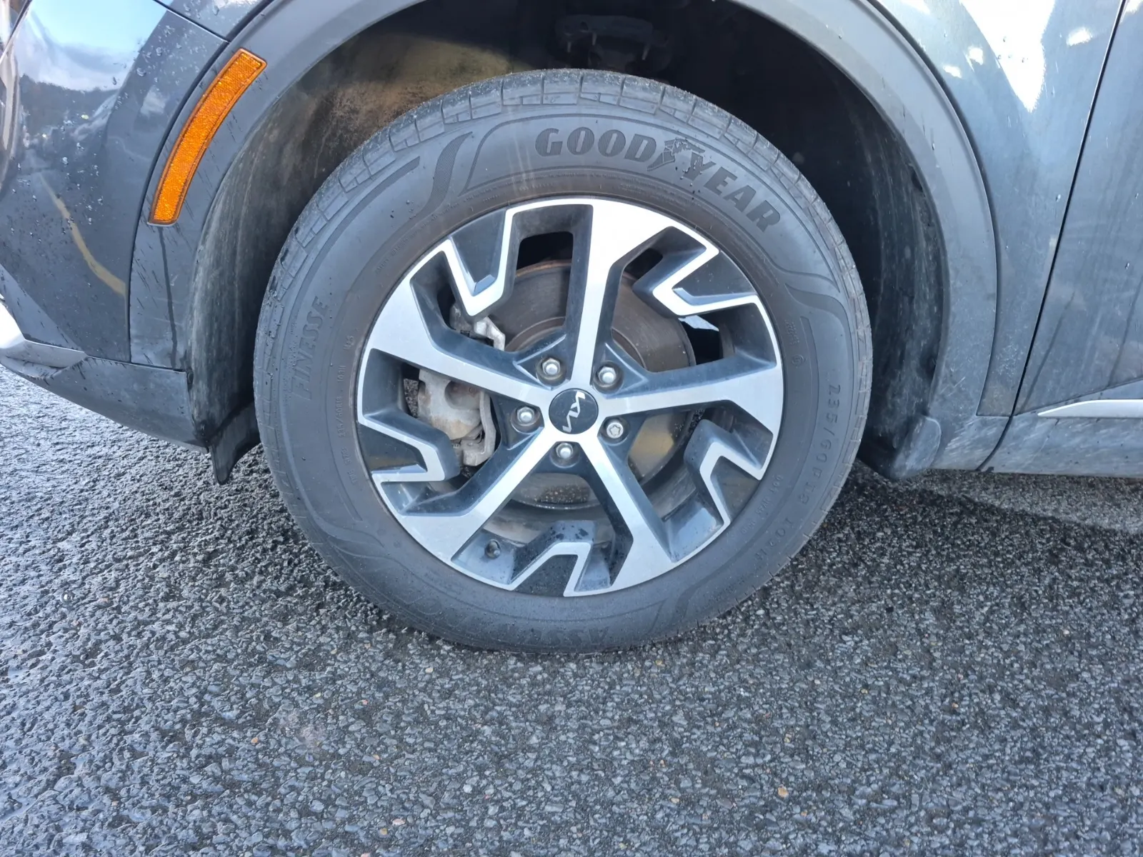 Front driver wheel/tire photo