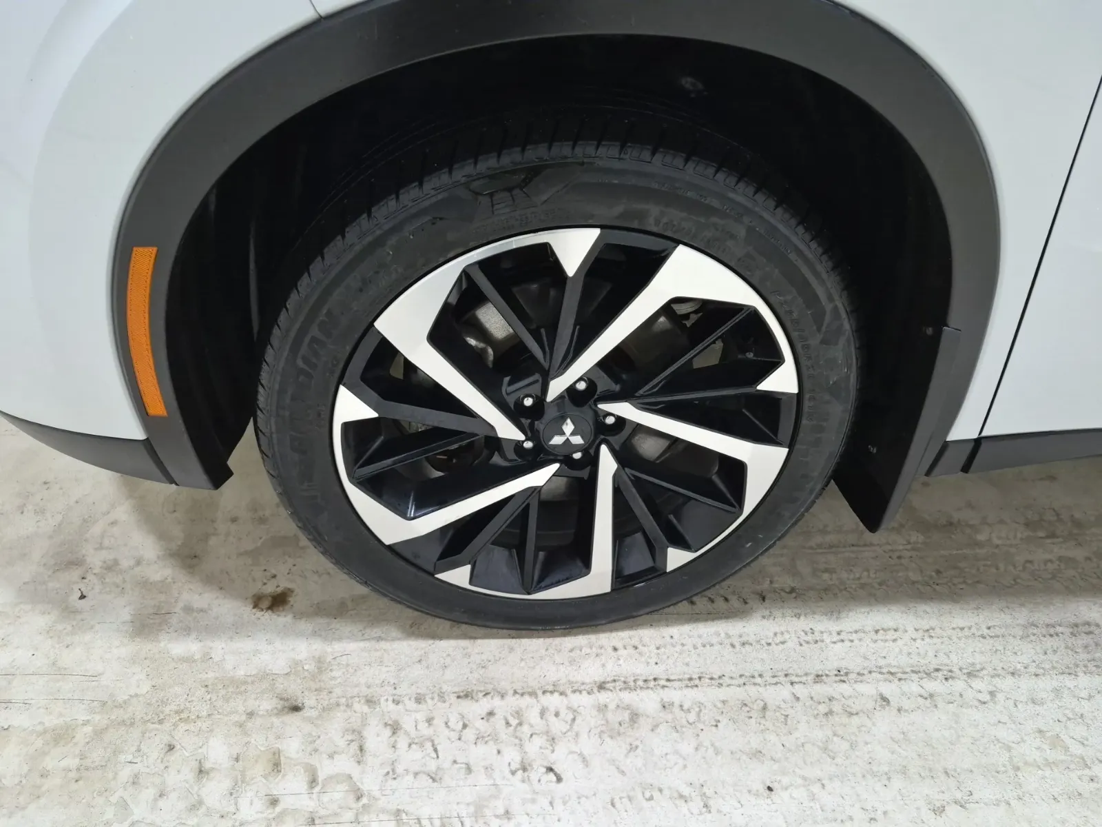 Front driver wheel/tire photo