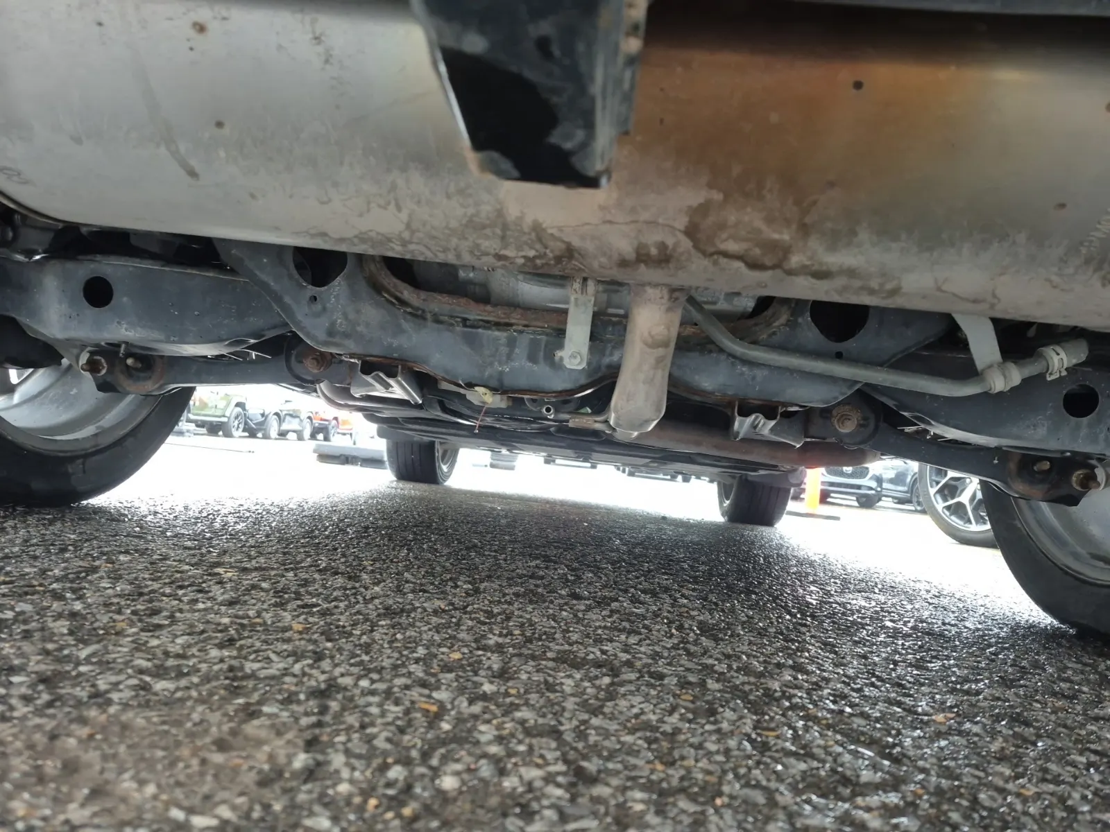 Undercarriage - Rear Photo
