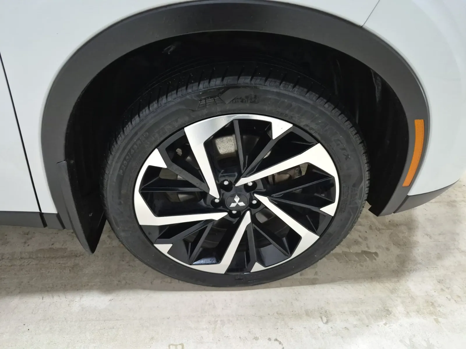 Right Front Wheel/Tire Photo