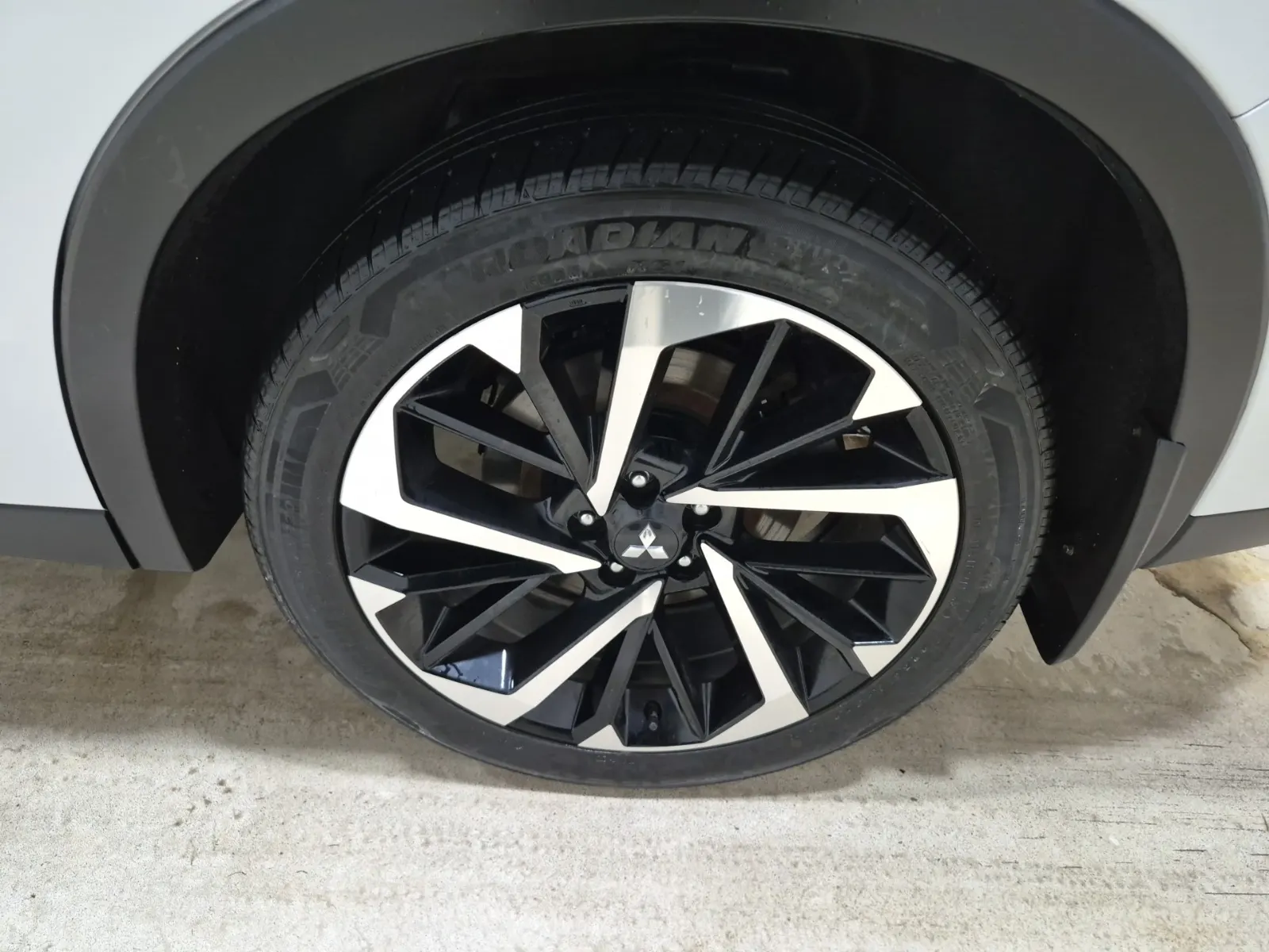 Left Rear Wheel/Tire Photo