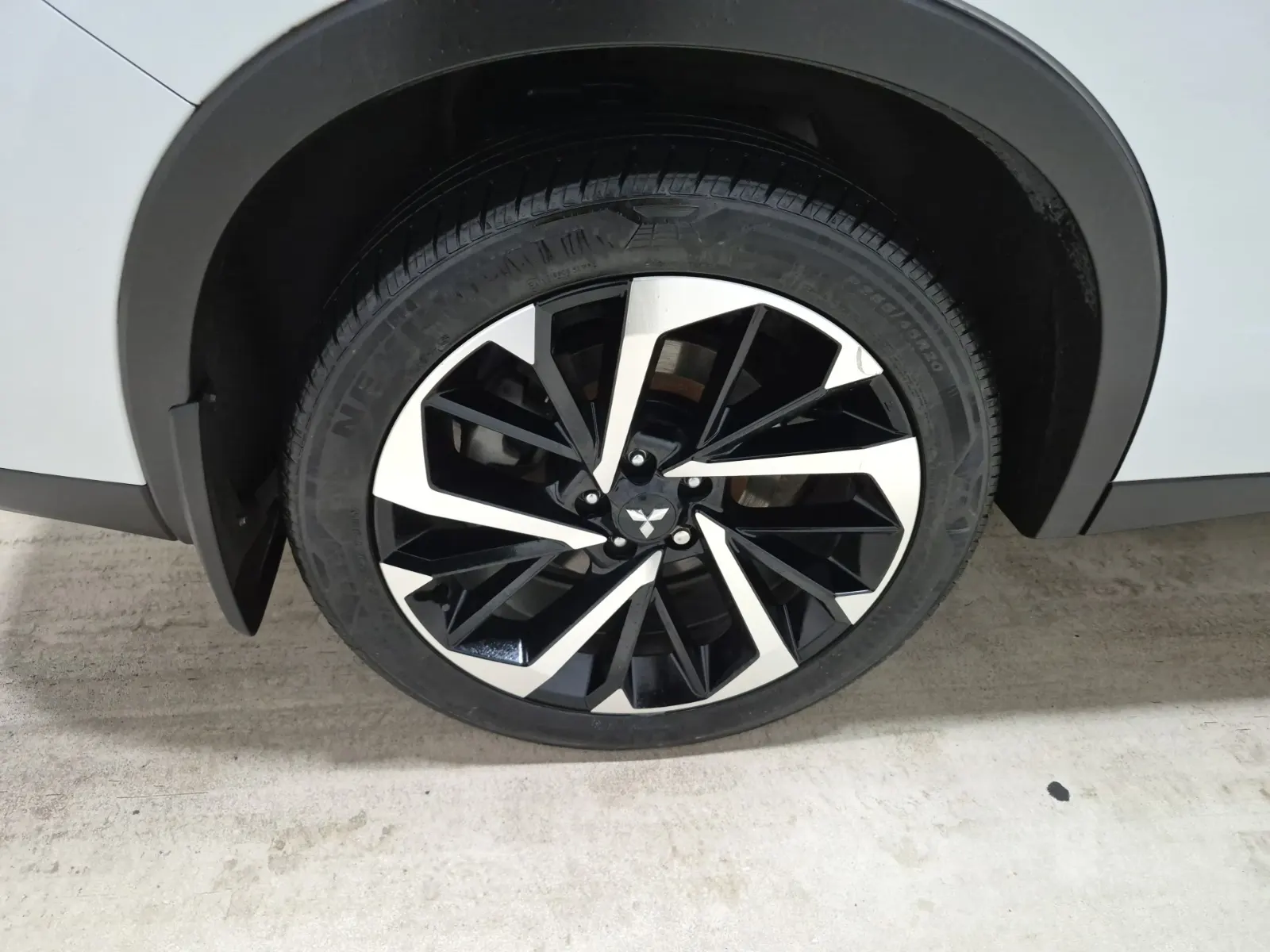 Right Rear Wheel/Tire Photo