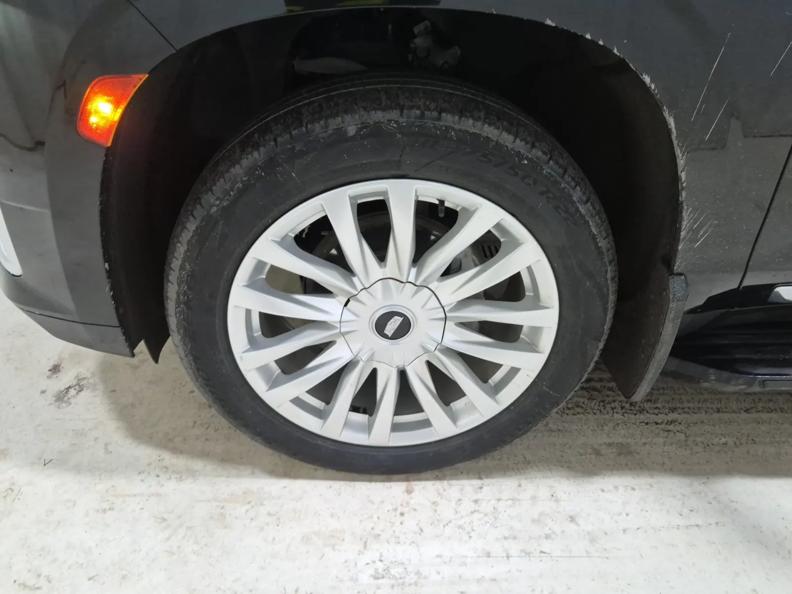 Front driver wheel/tire photo