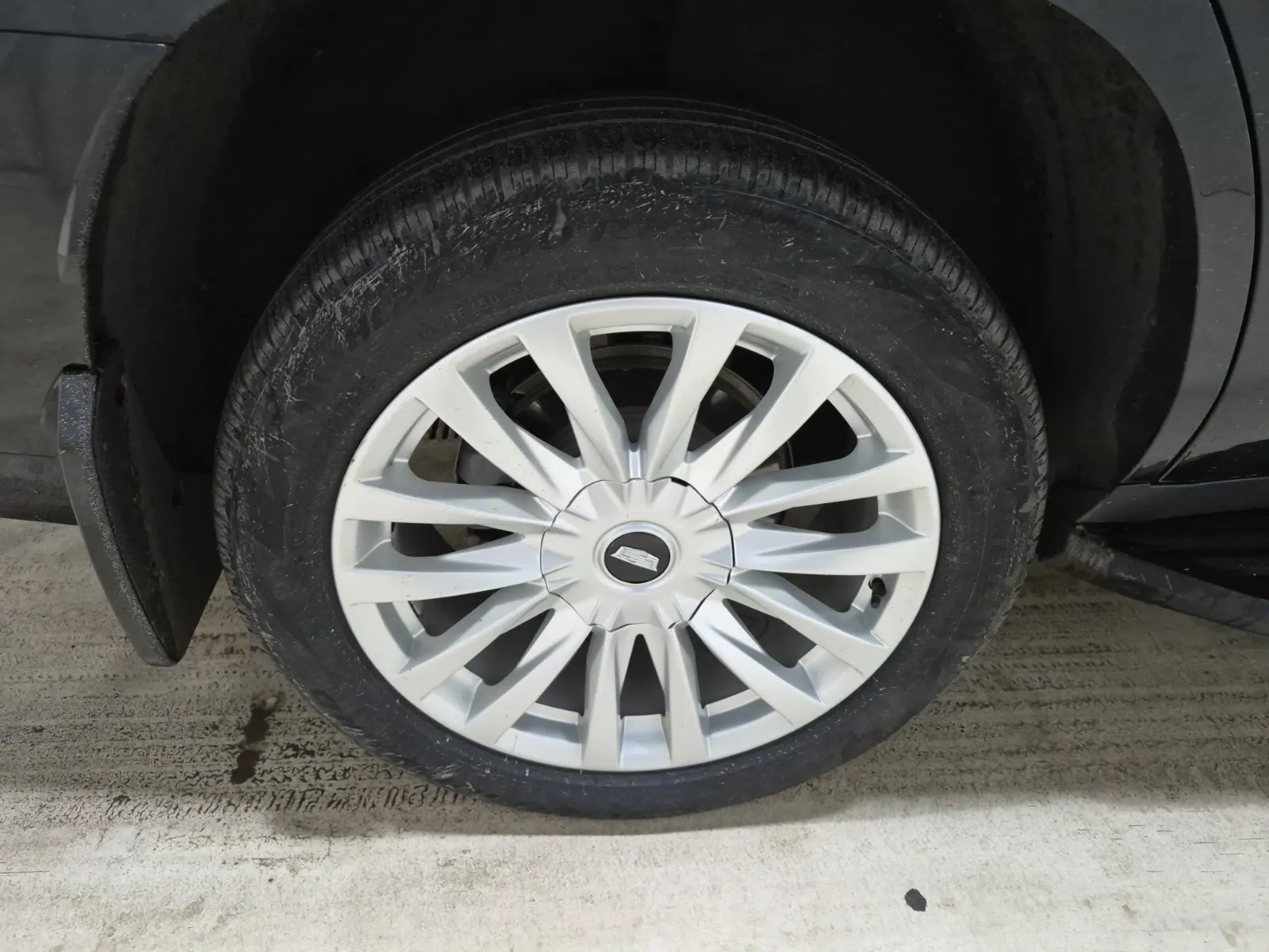 Right Rear Wheel/Tire Photo