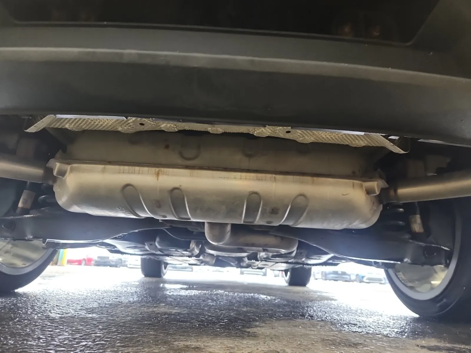 Undercarriage - Rear Photo