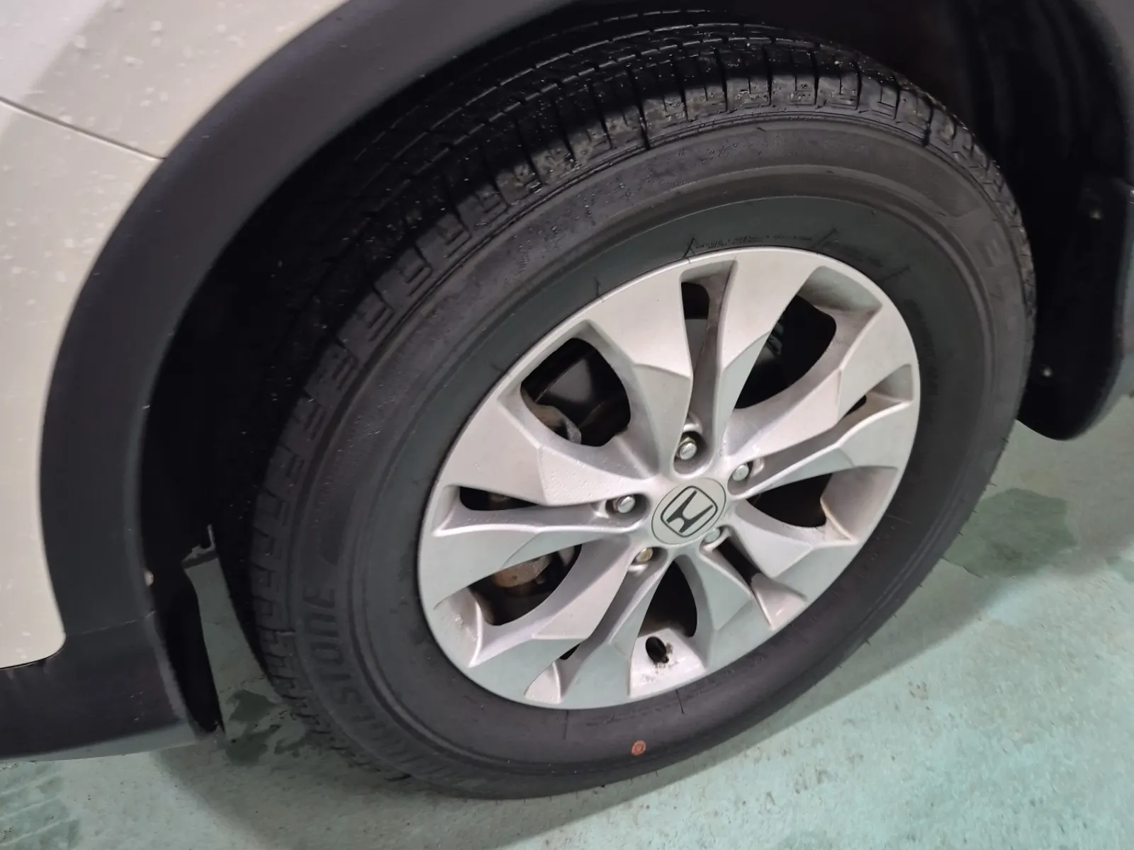 Front driver wheel/tire photo
