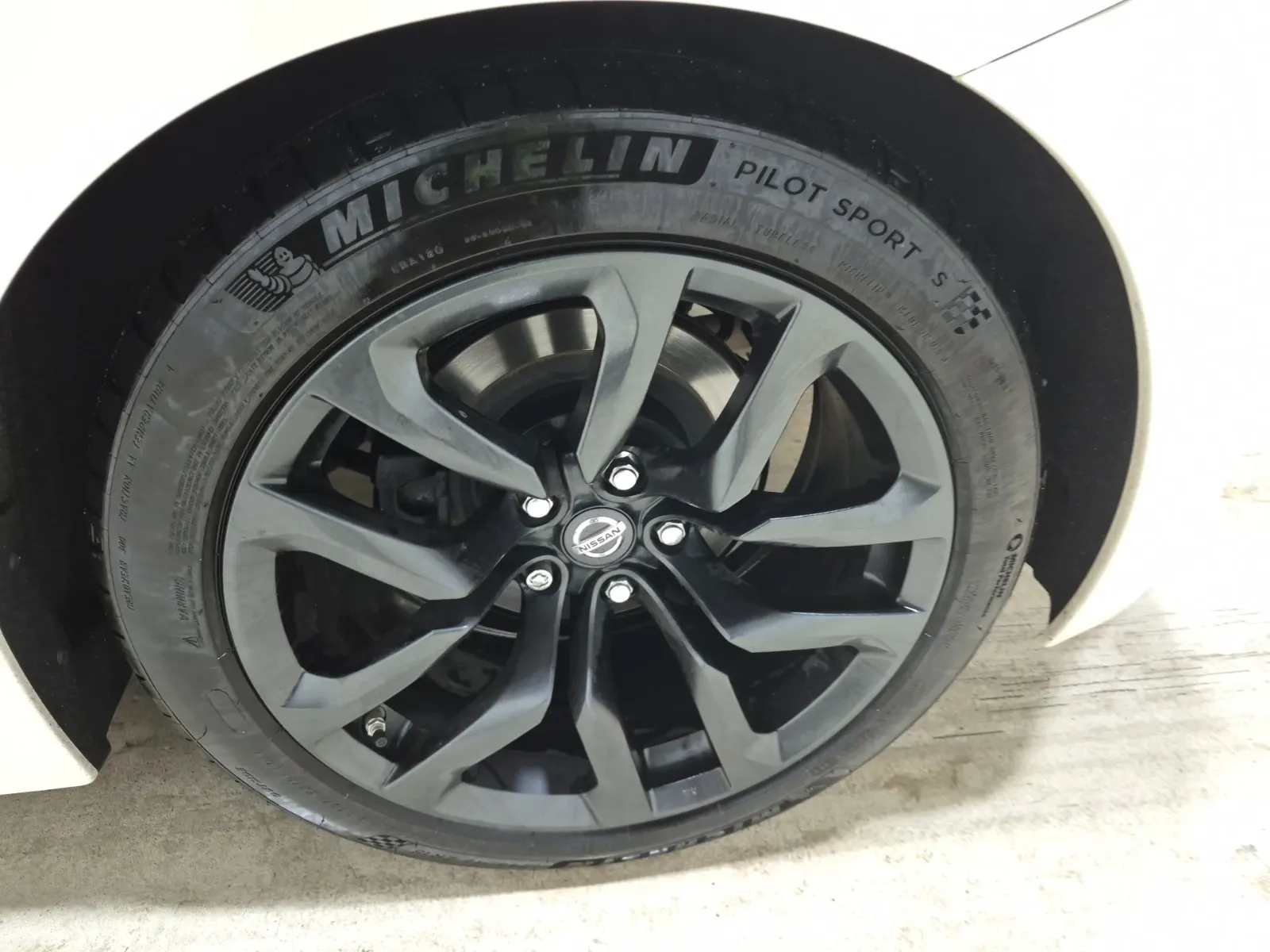 Left Rear Wheel/Tire Photo