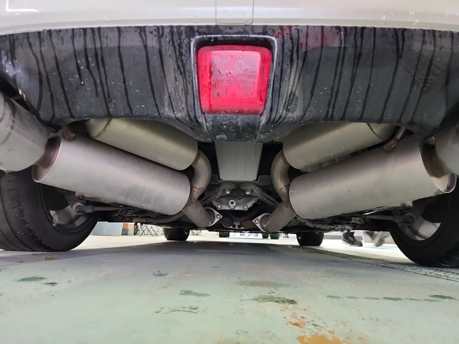 Undercarriage - Rear Photo