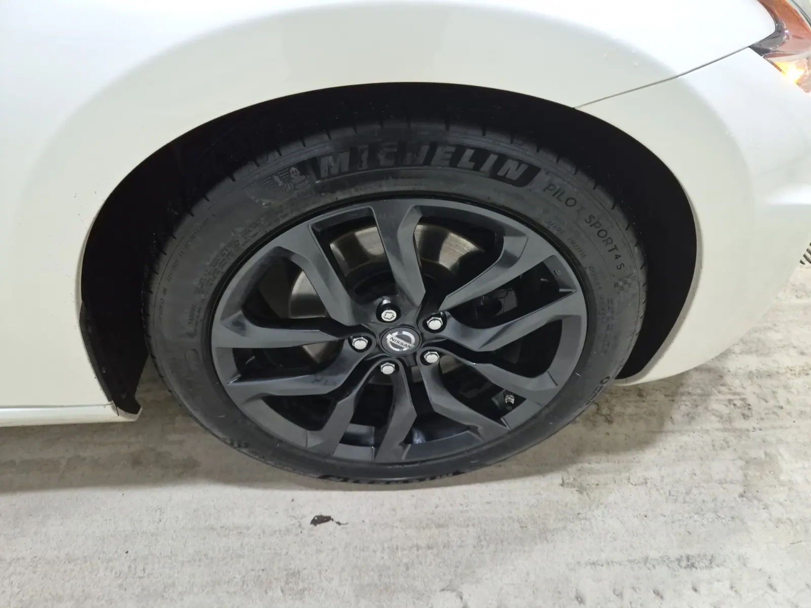 Right Front Wheel/Tire Photo