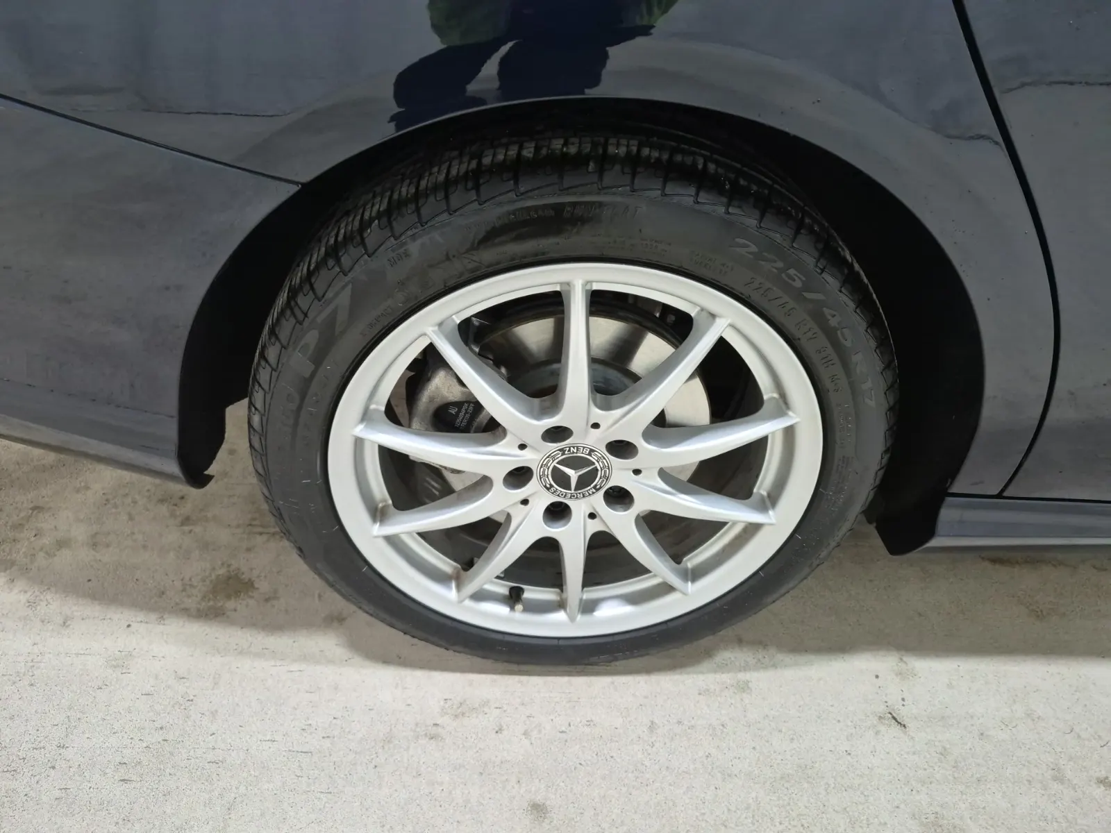 Right Rear Wheel/Tire Photo