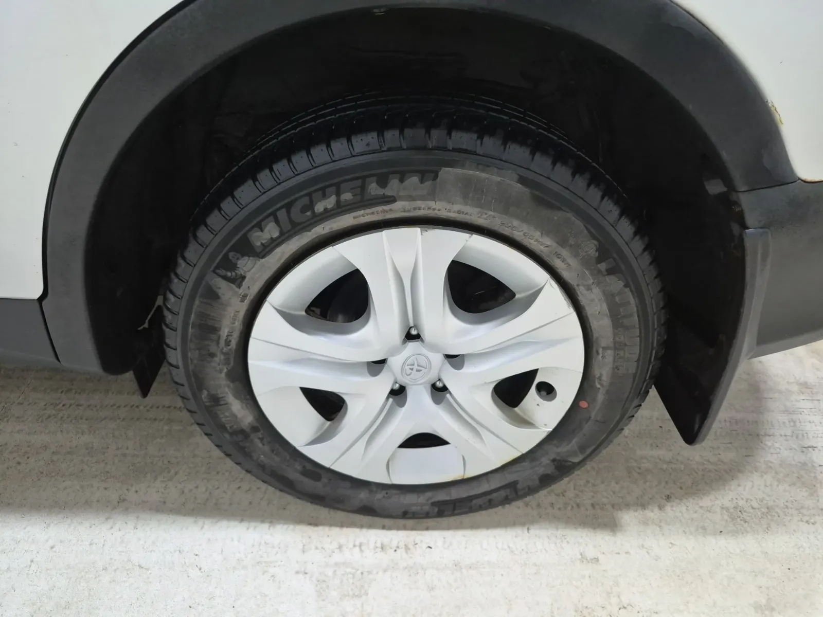 Left Rear Wheel/Tire Photo
