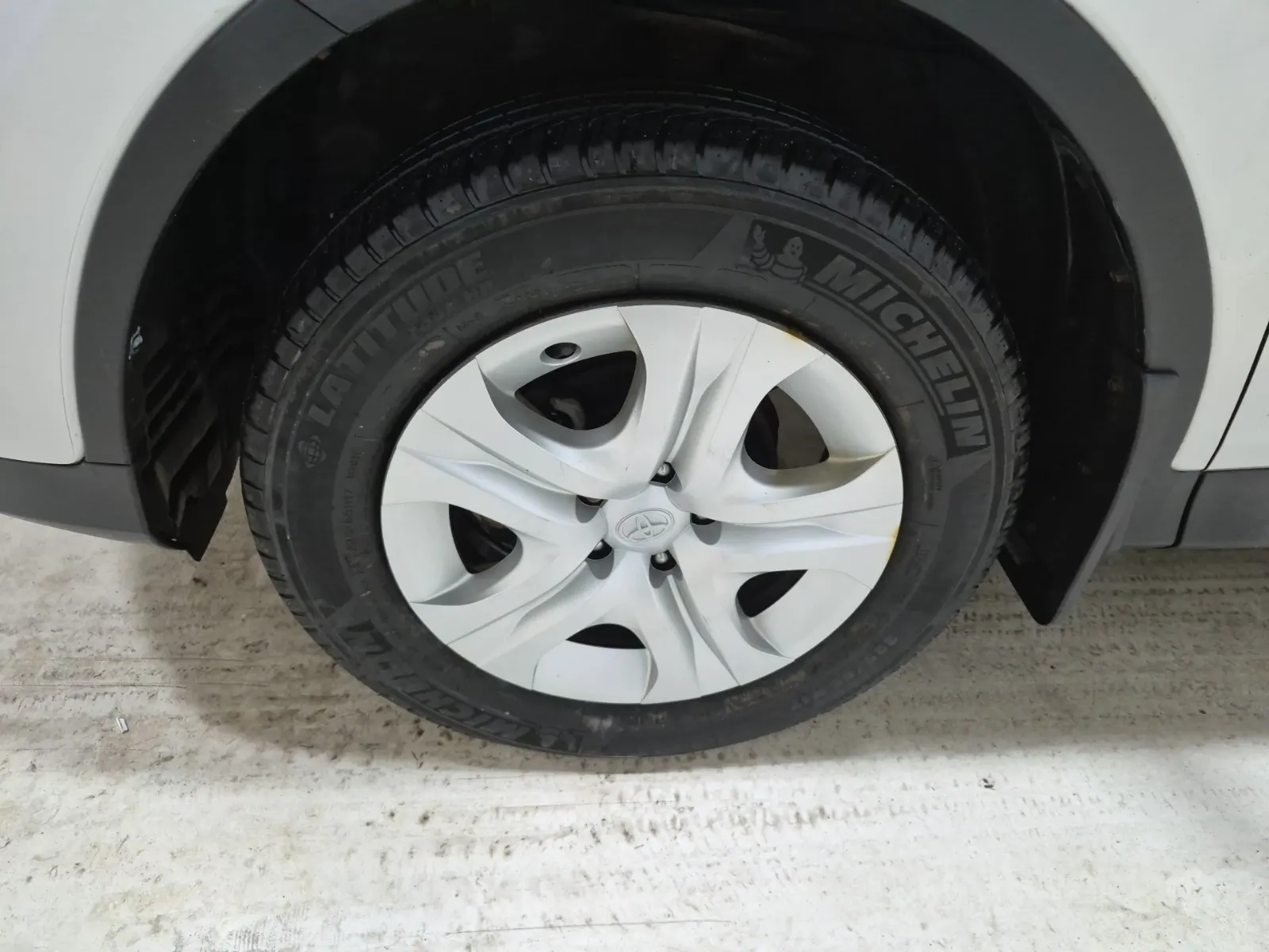 Front driver wheel/tire photo