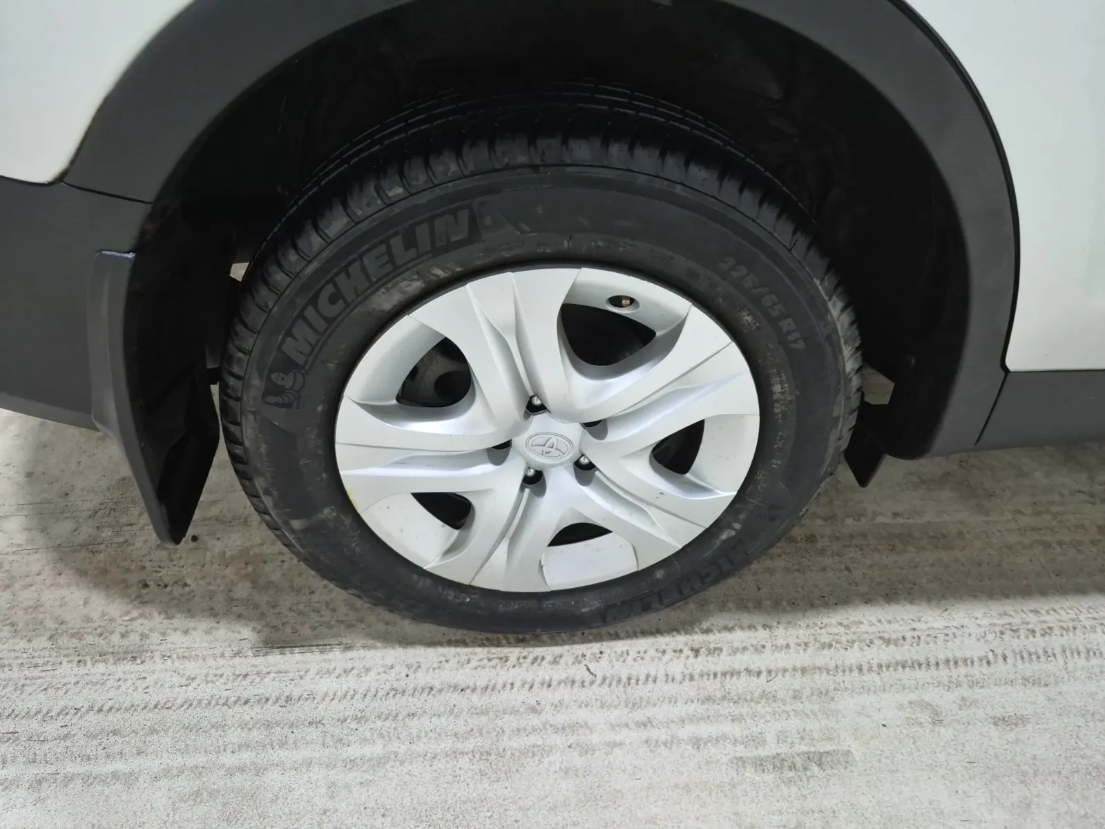 Right Rear Wheel/Tire Photo