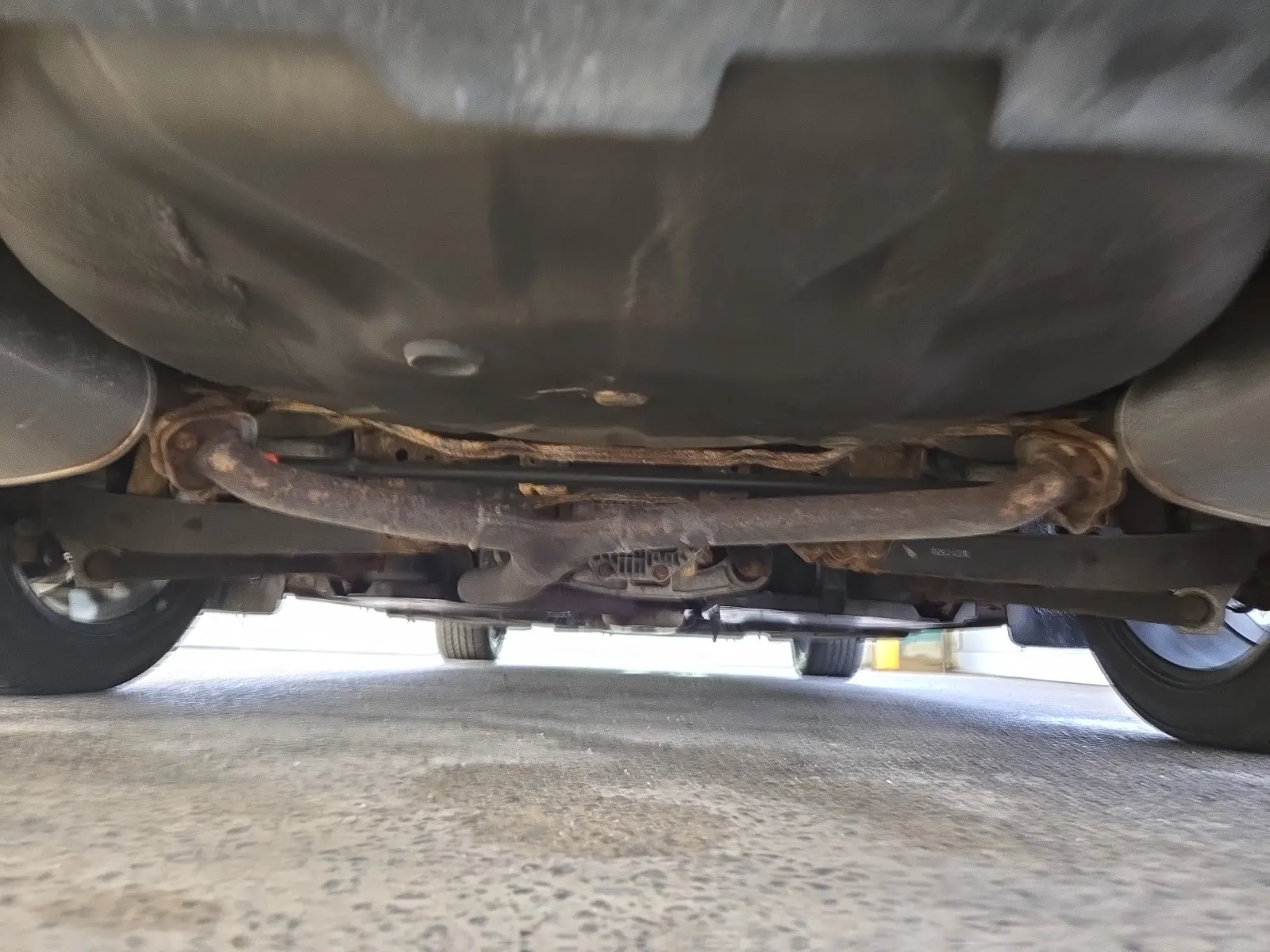 Undercarriage - Rear Photo