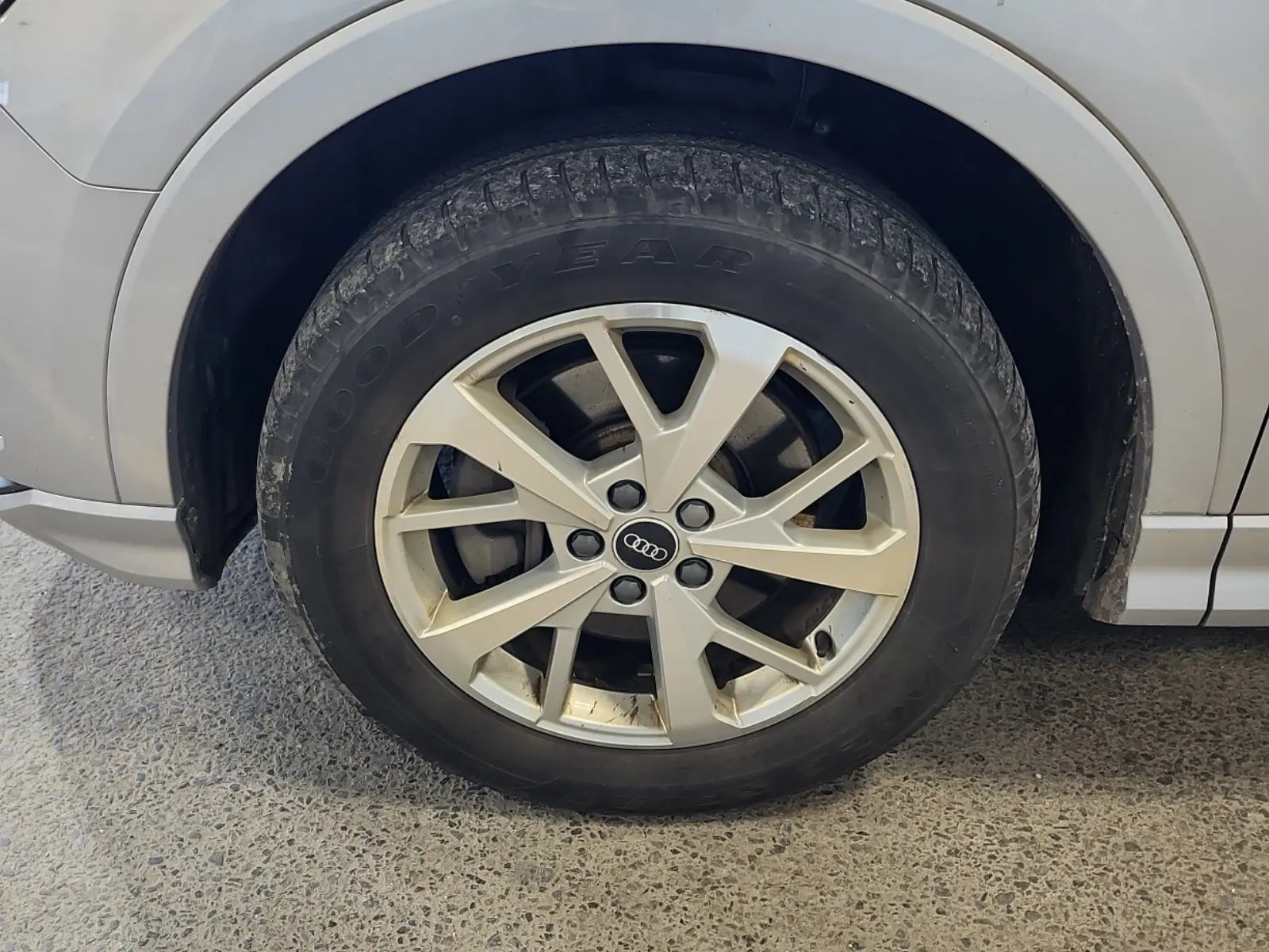 Front driver wheel/tire photo