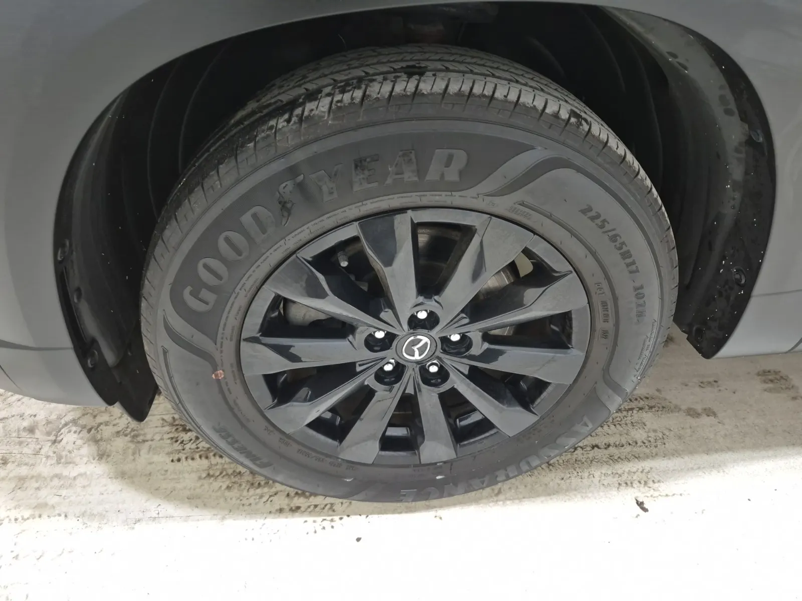 Front driver wheel/tire photo