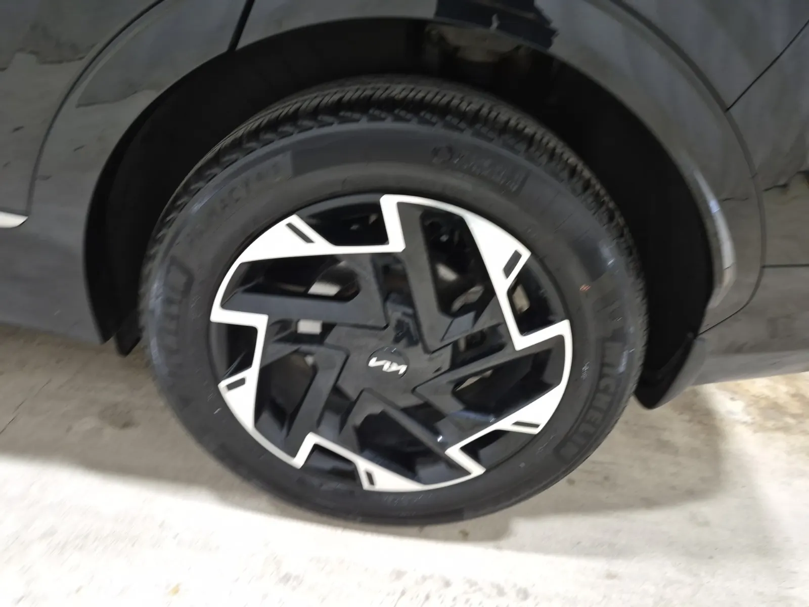 Left Rear Wheel/Tire Photo
