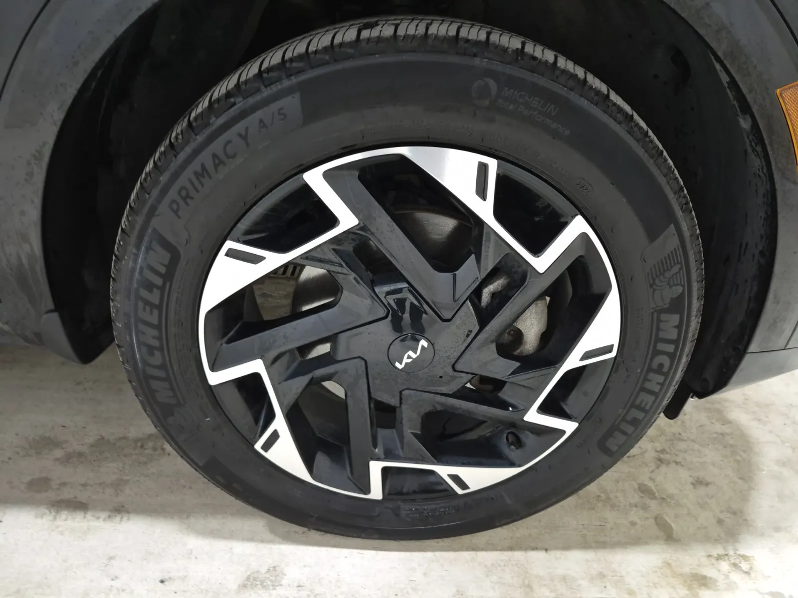 Right Front Wheel/Tire Photo
