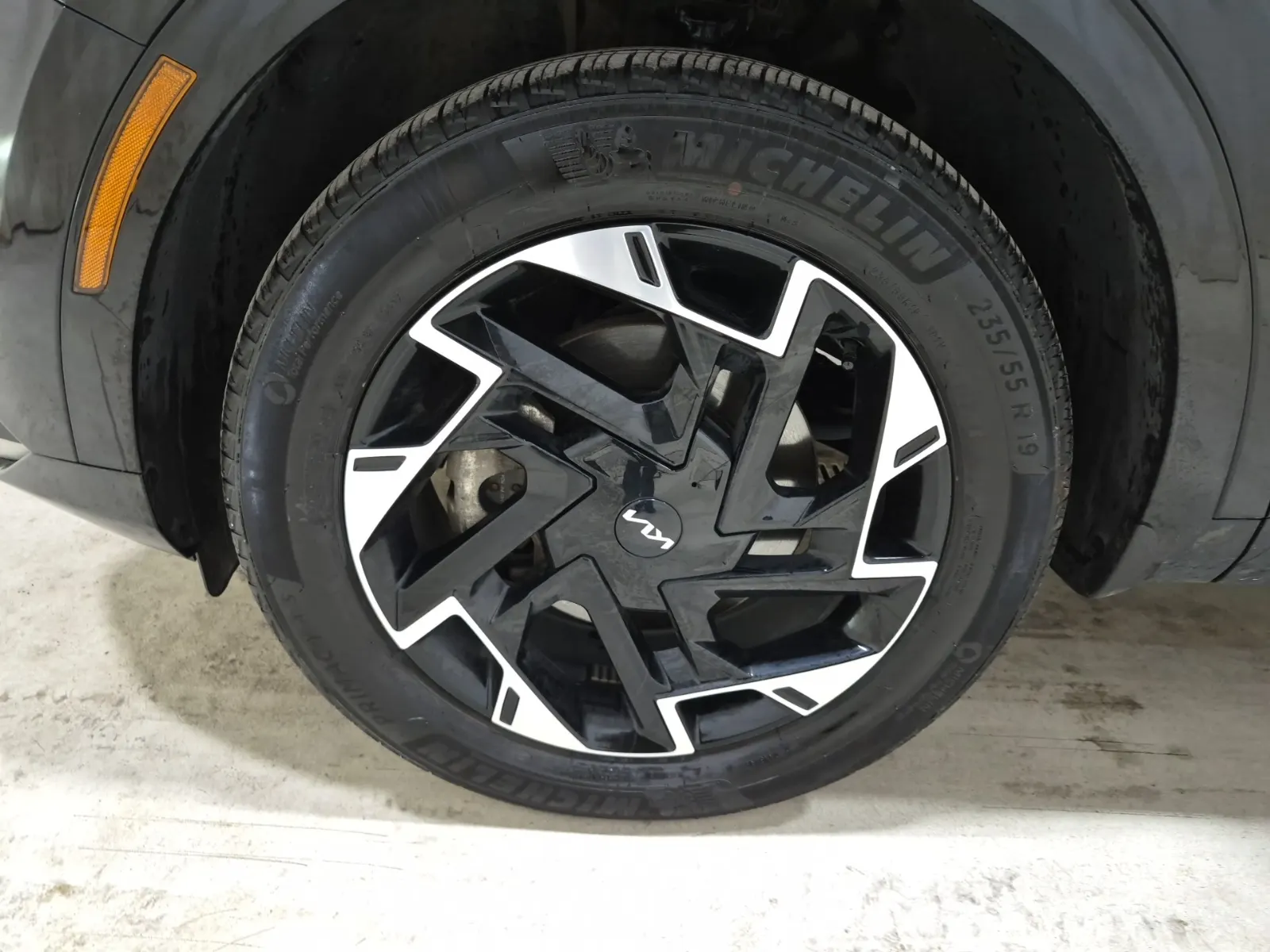 Front driver wheel/tire photo