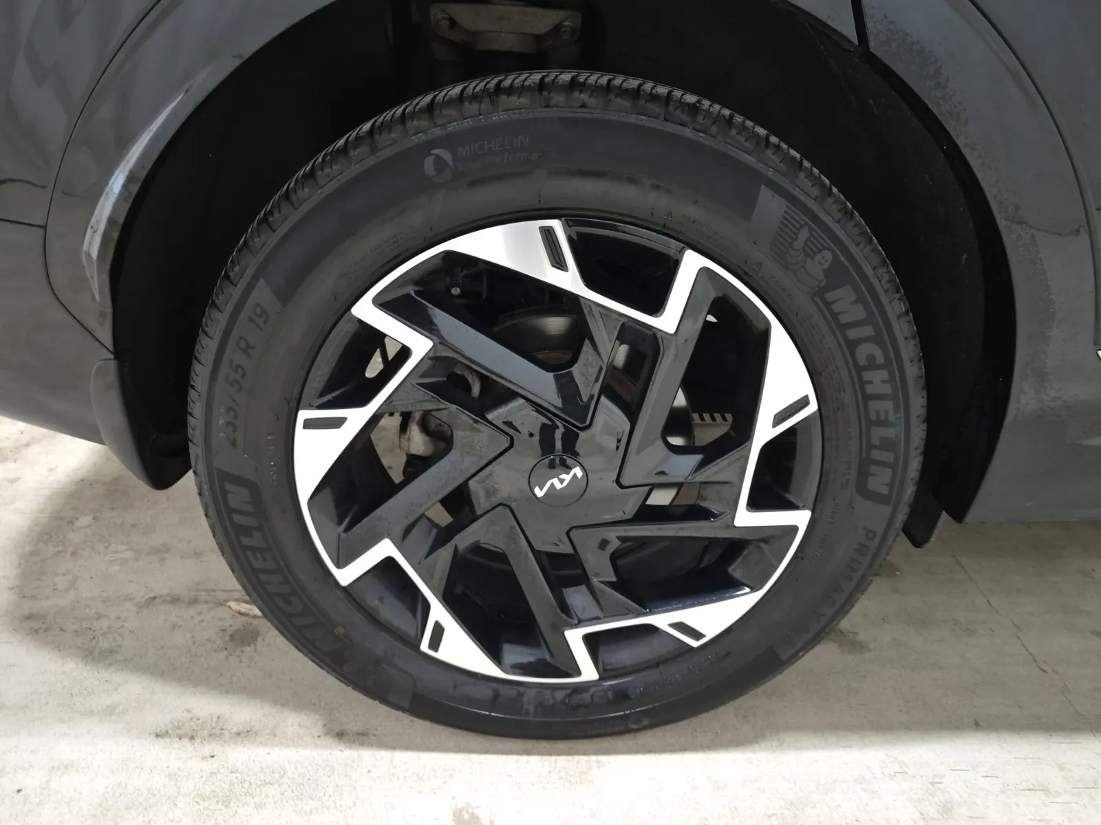 Right Rear Wheel/Tire Photo