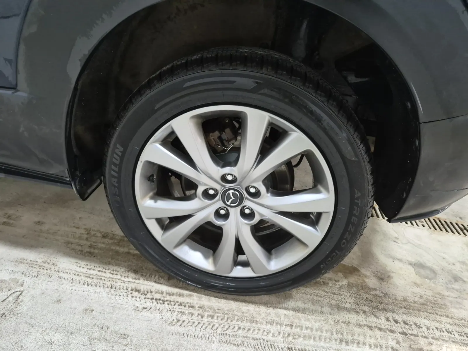Left Rear Wheel/Tire Photo