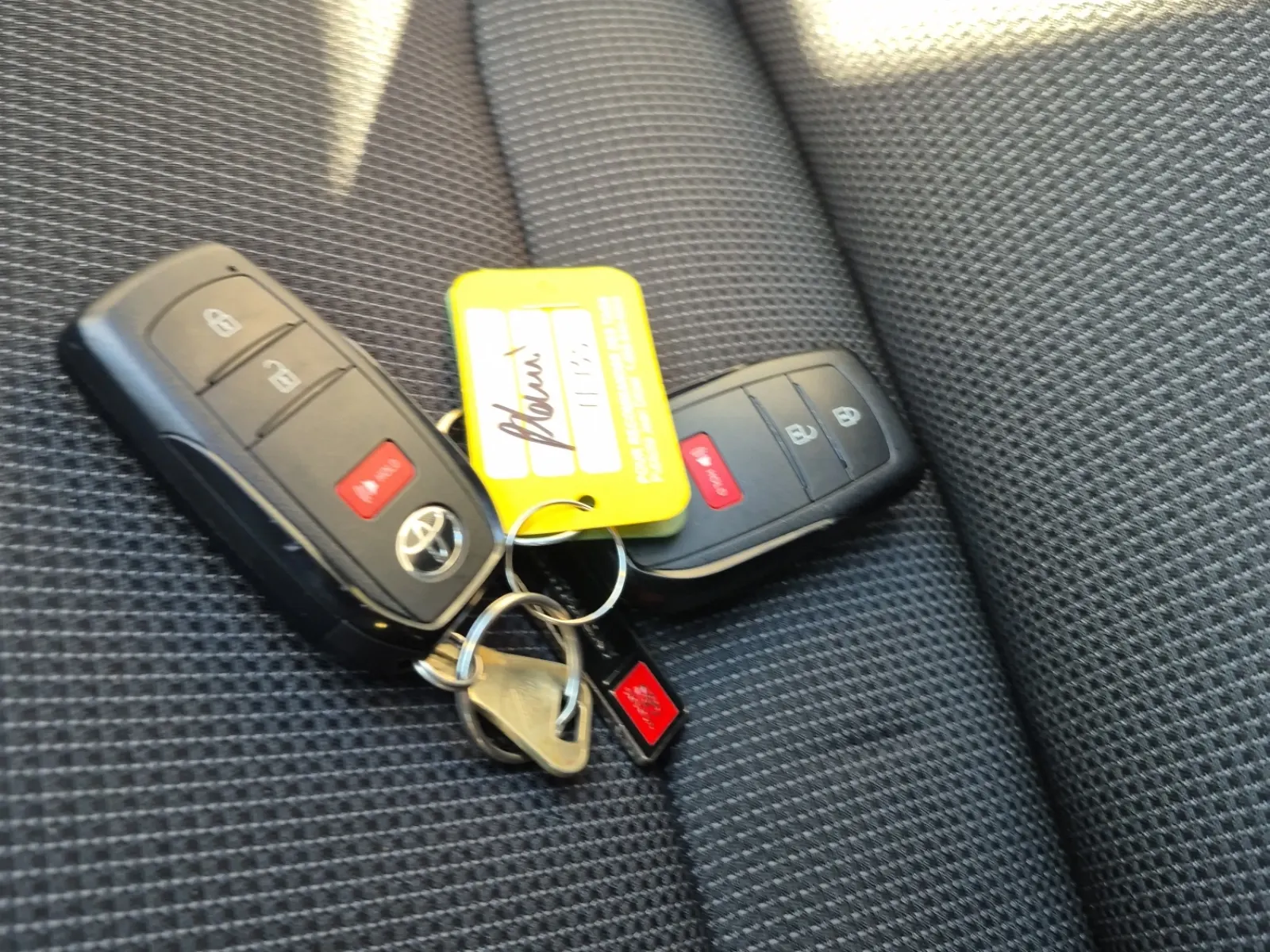 Keys/Fobs/Manual Photo